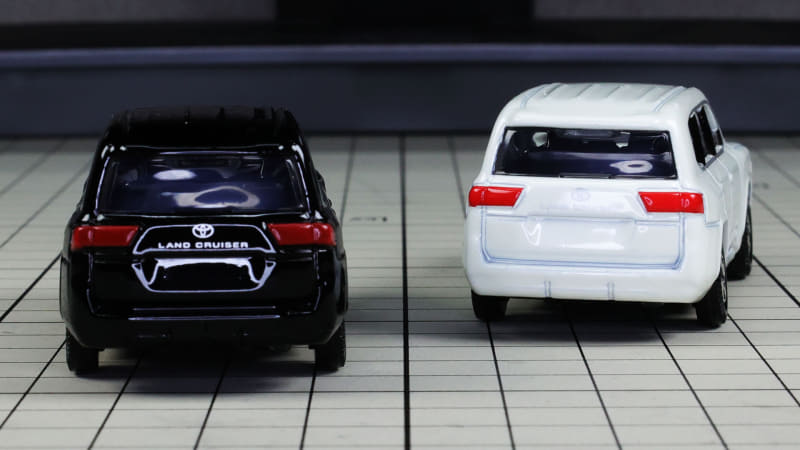 リアにはトヨタロゴと“LAND CRUISER”ロゴがプリントされています