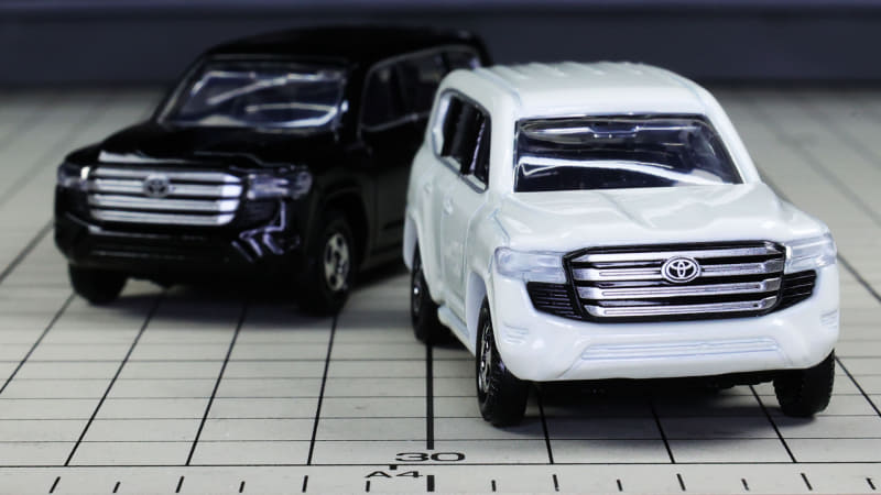 フロントにはトヨタロゴとシルバーのグリル