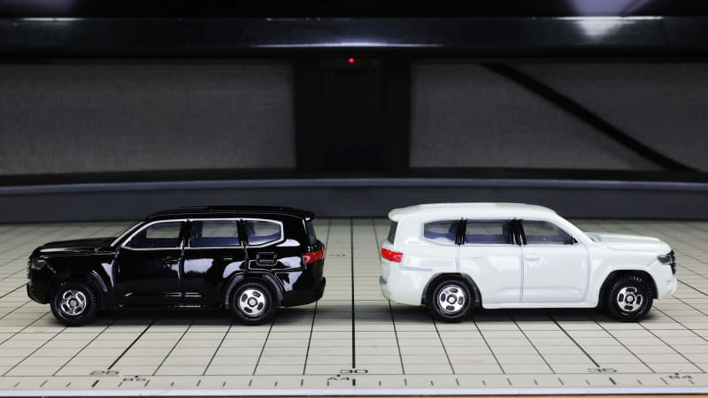 サイドウインドウ枠はメッキをシルバー塗装で表現