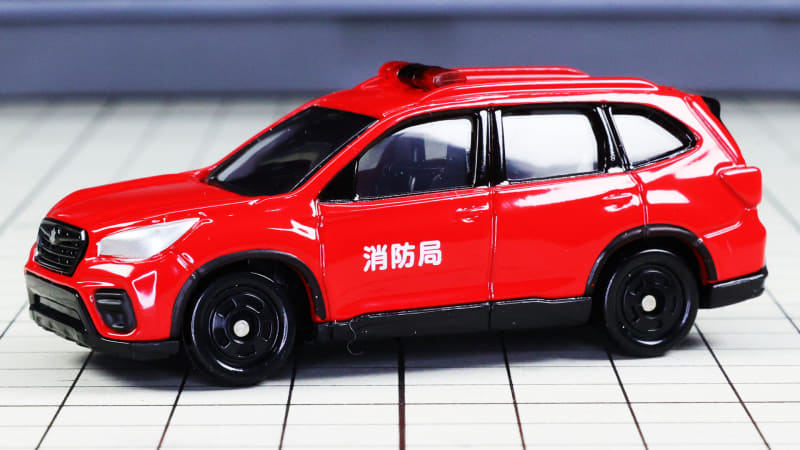 ヘッドライトはシルバー塗装で表現