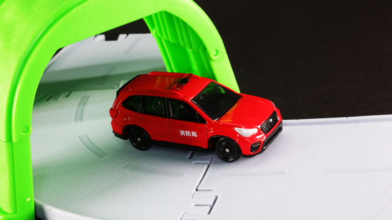 現場はこの山道の先だ！