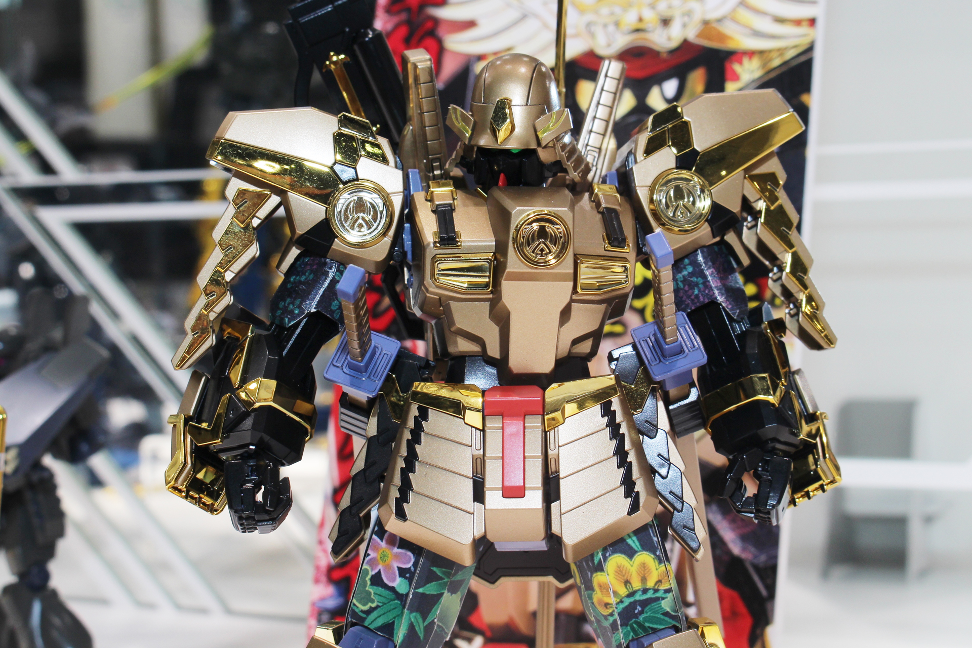 金の成形色と金メッキのパーツを使用したゴージャスな姿だ