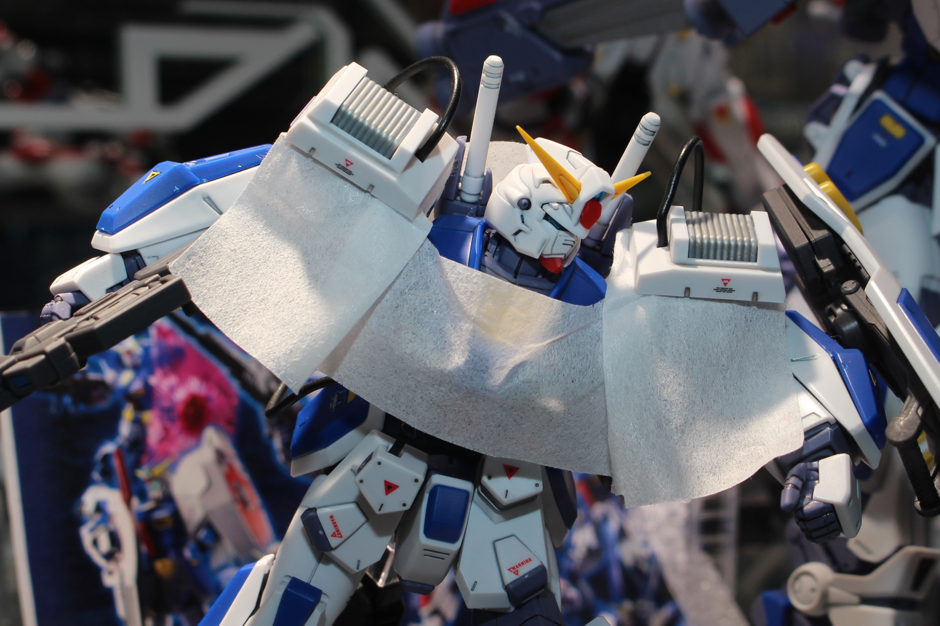 肩のヒーターユニットはリード線でバックパックに接続される