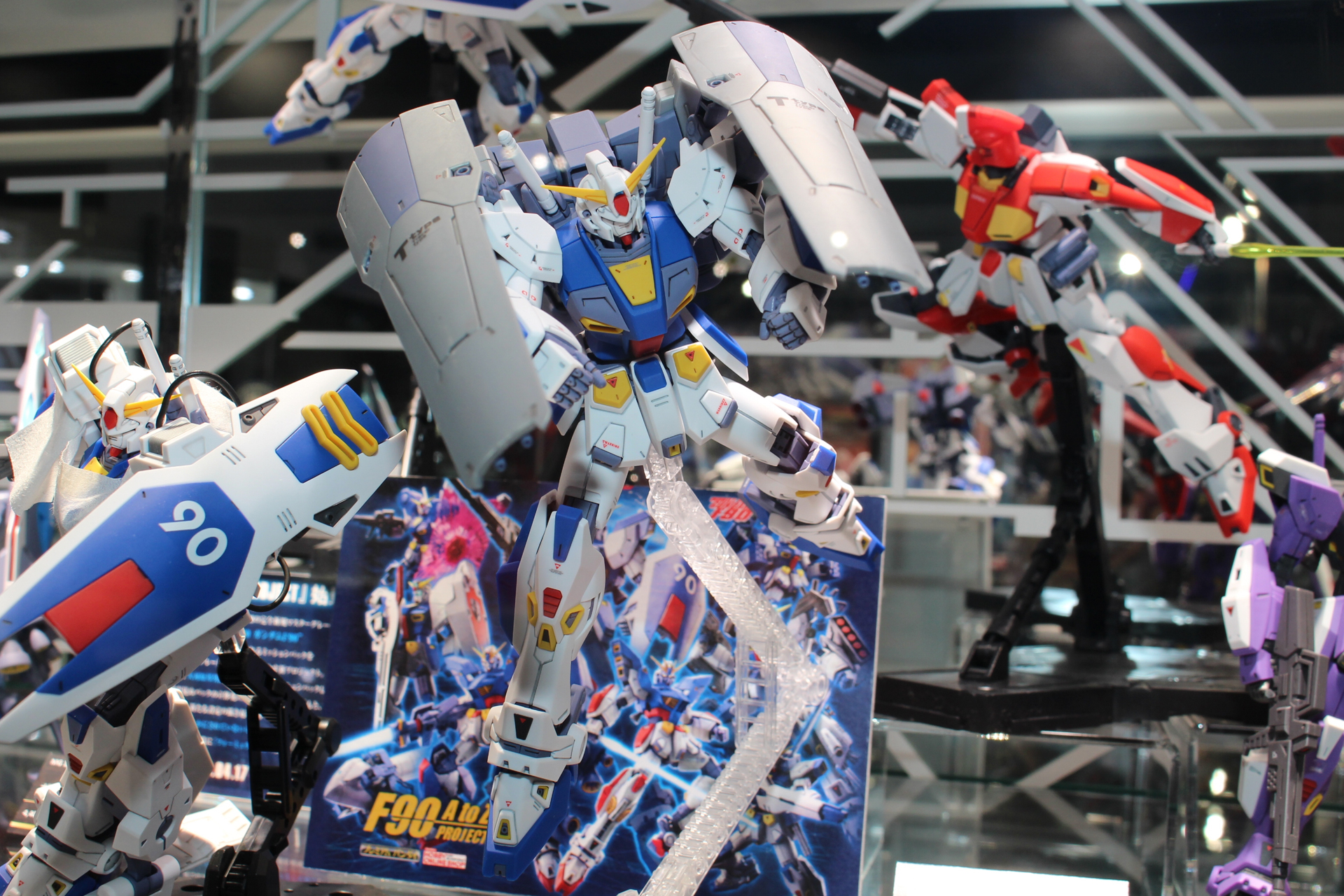 追撃戦仕様のTタイプ。大型のシールドを両腕に装備