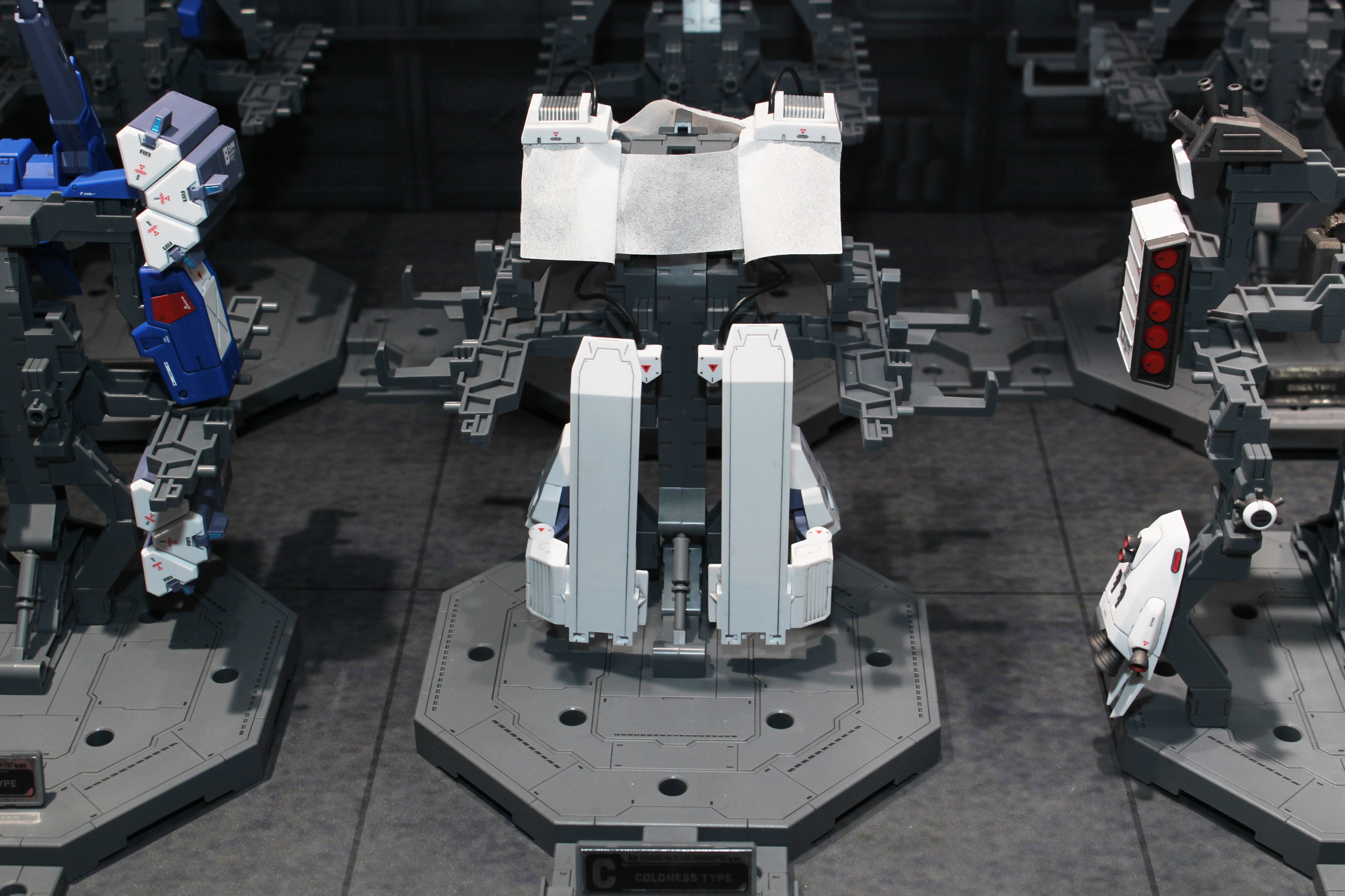 それぞれは別売りの「ミッションパック 専用ハンガー 2個セット」にも対応