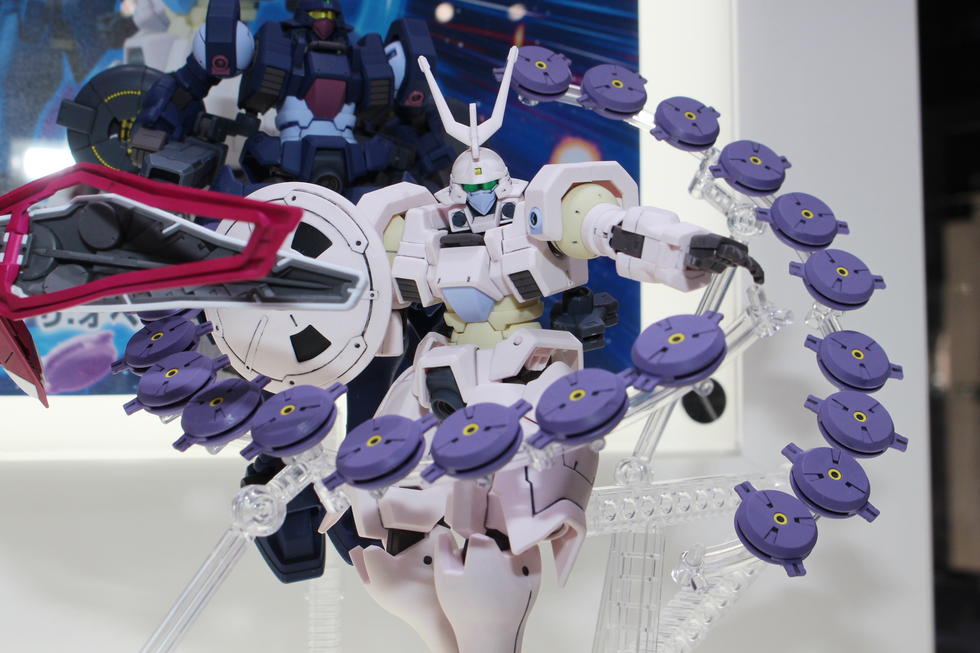 20個のフィールドジェネレーターは、専用のフレームで展開時を再現