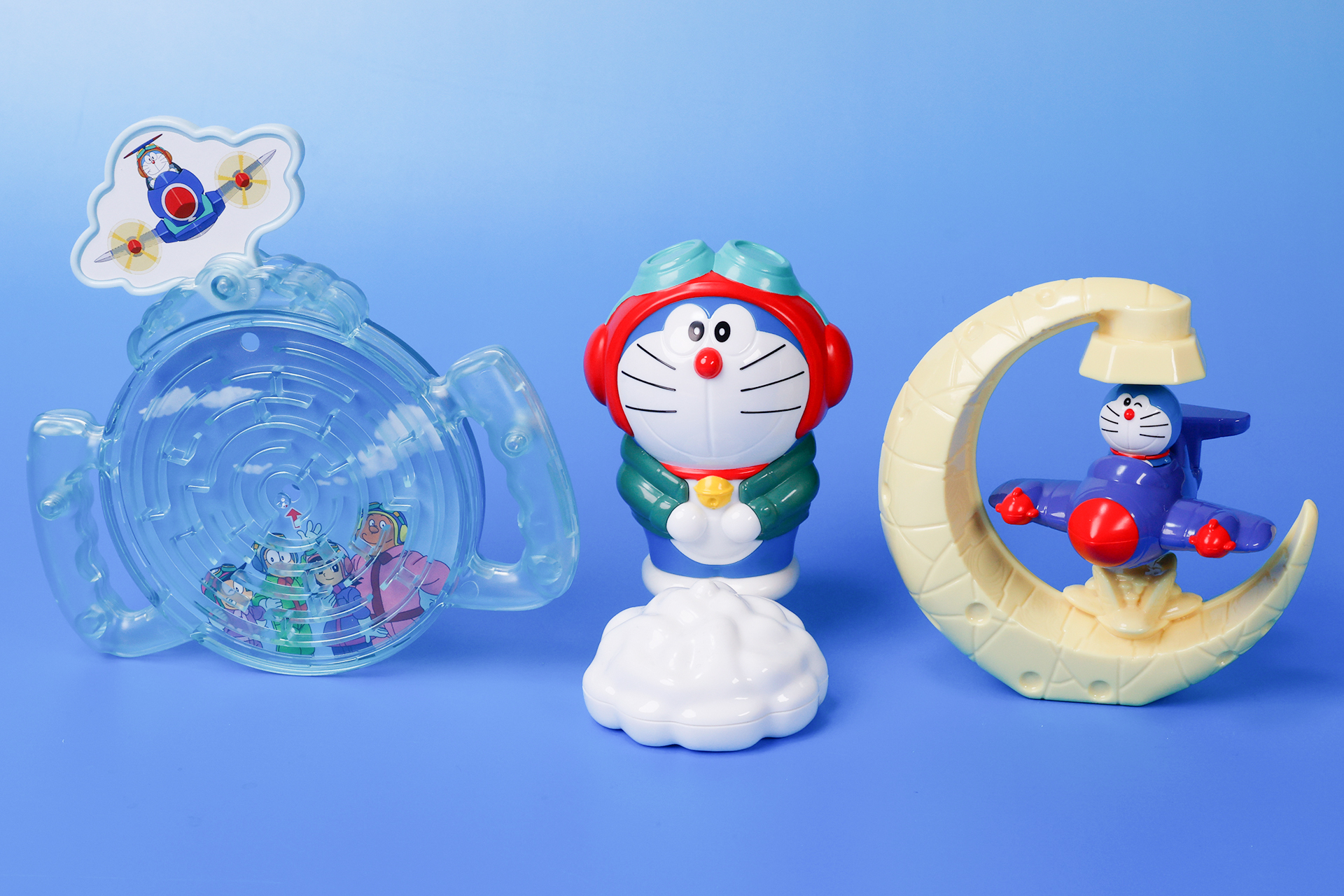 こちらが第1弾（3月17日～3月23日）のハッピーセット「ドラえもん」に登場するおもちゃ。写真左から「ドラえもんのゆらゆら飛行機迷路」、「ドラえもんの雲スピナー」、「ドラえもんの浮かぶ飛行機」