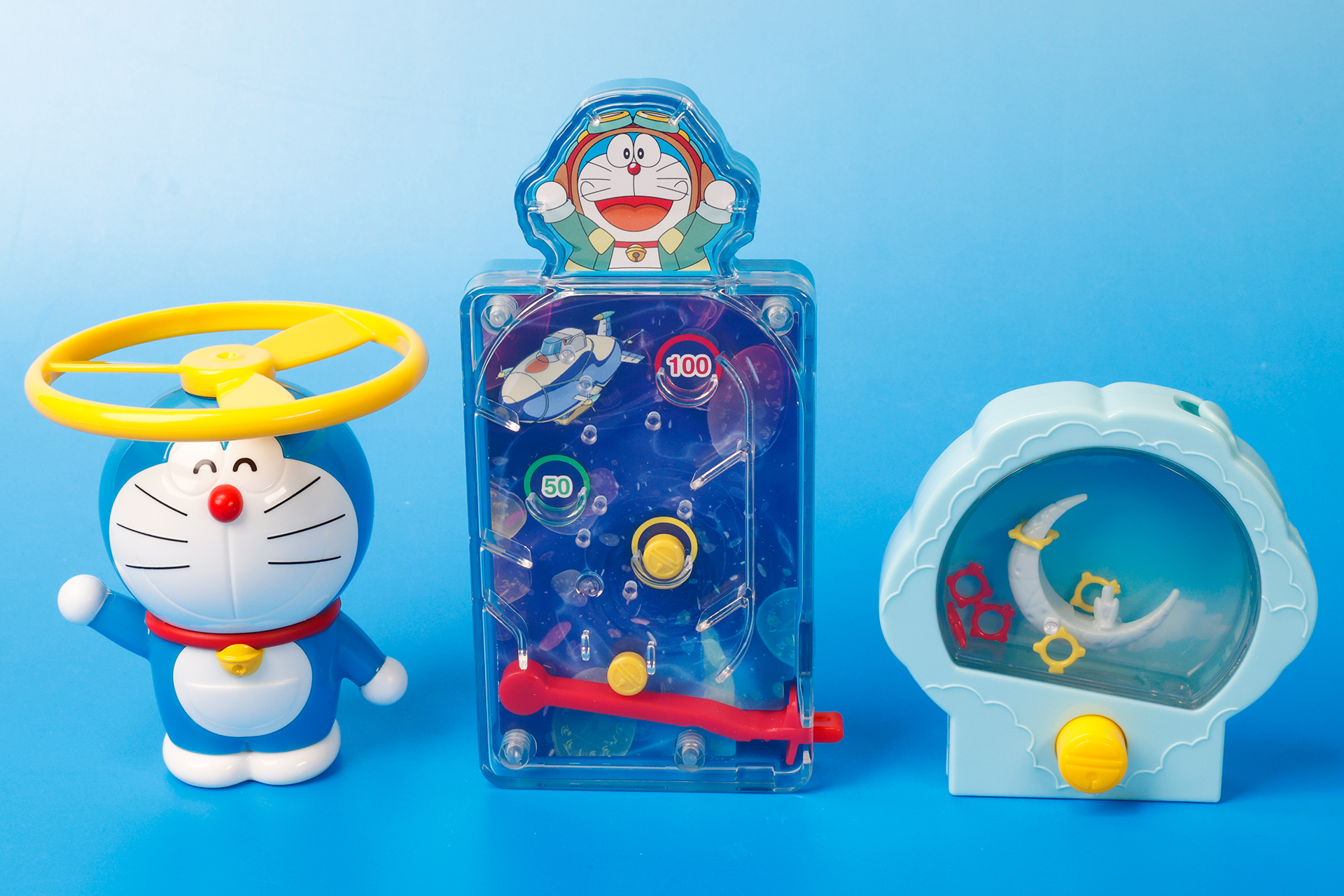 こちらが第2弾（3月24日～3月30日）のハッピーセット「ドラえもん」に登場するおもちゃ。写真左から「空飛ぶ！タケコプター」、「タイムトラベルピンボールゲーム」、「ドラえもんのウォーターリングゲーム」
