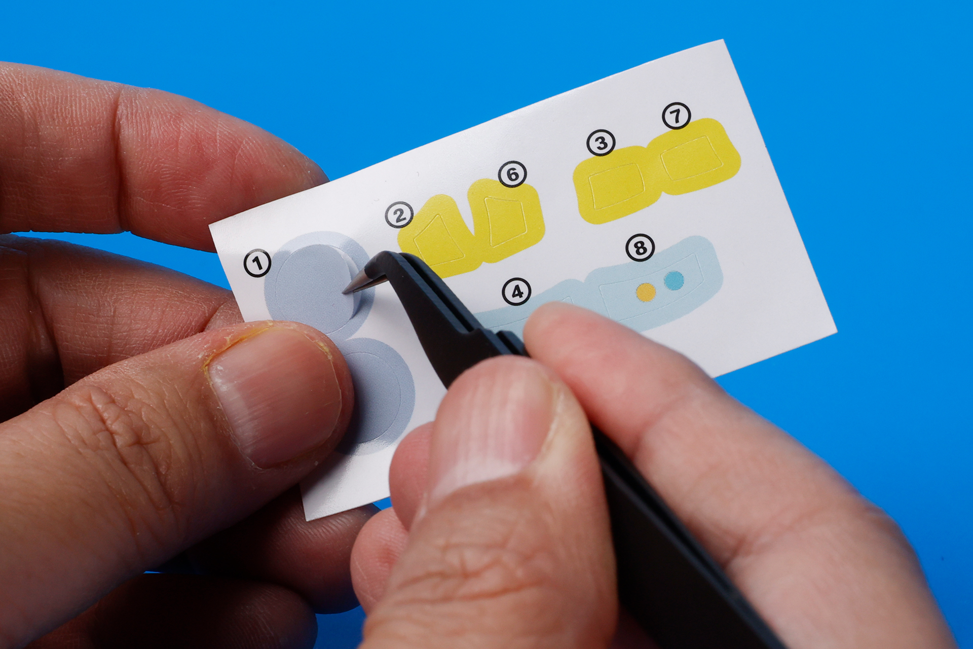 まずは付属のシールをおもちゃに貼り付けていこう。結構パーツが細かいので、ピンセットなどを利用することをオススメする