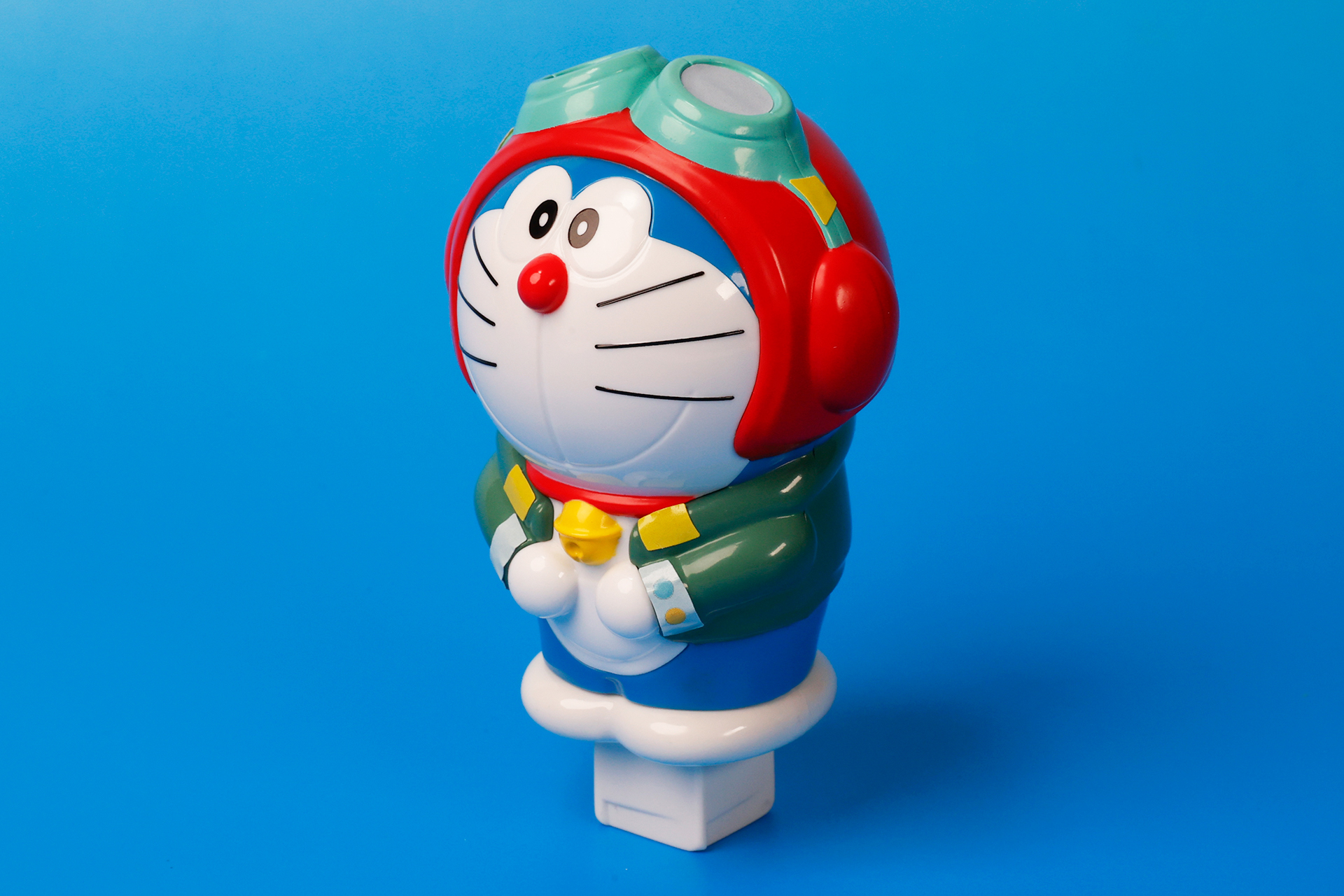 ドラえもんの格好は、映画に登場するパイロットの姿になっている