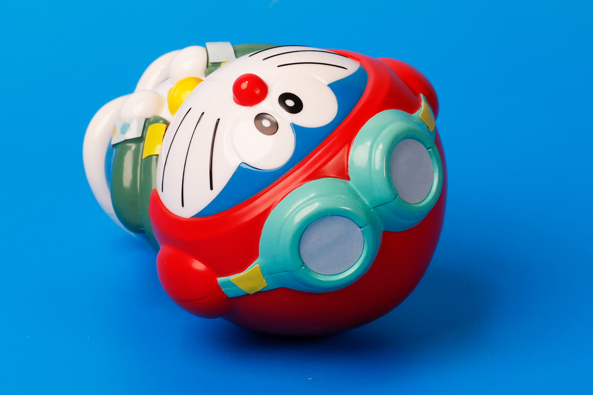 頭にはゴーグルを身に付けている