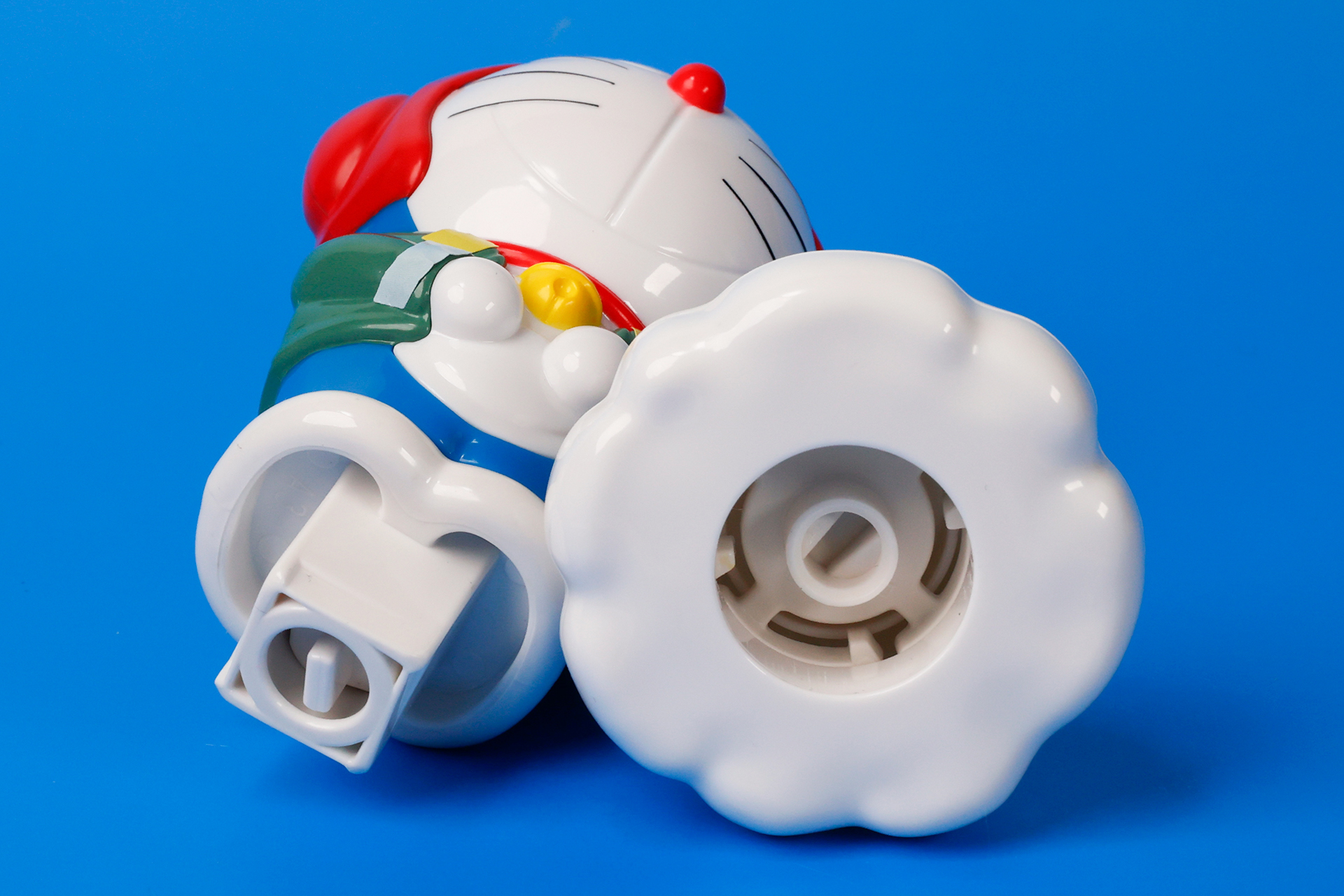 ドラえもんの底面と雲の形をしたコマの上部を合わせよう