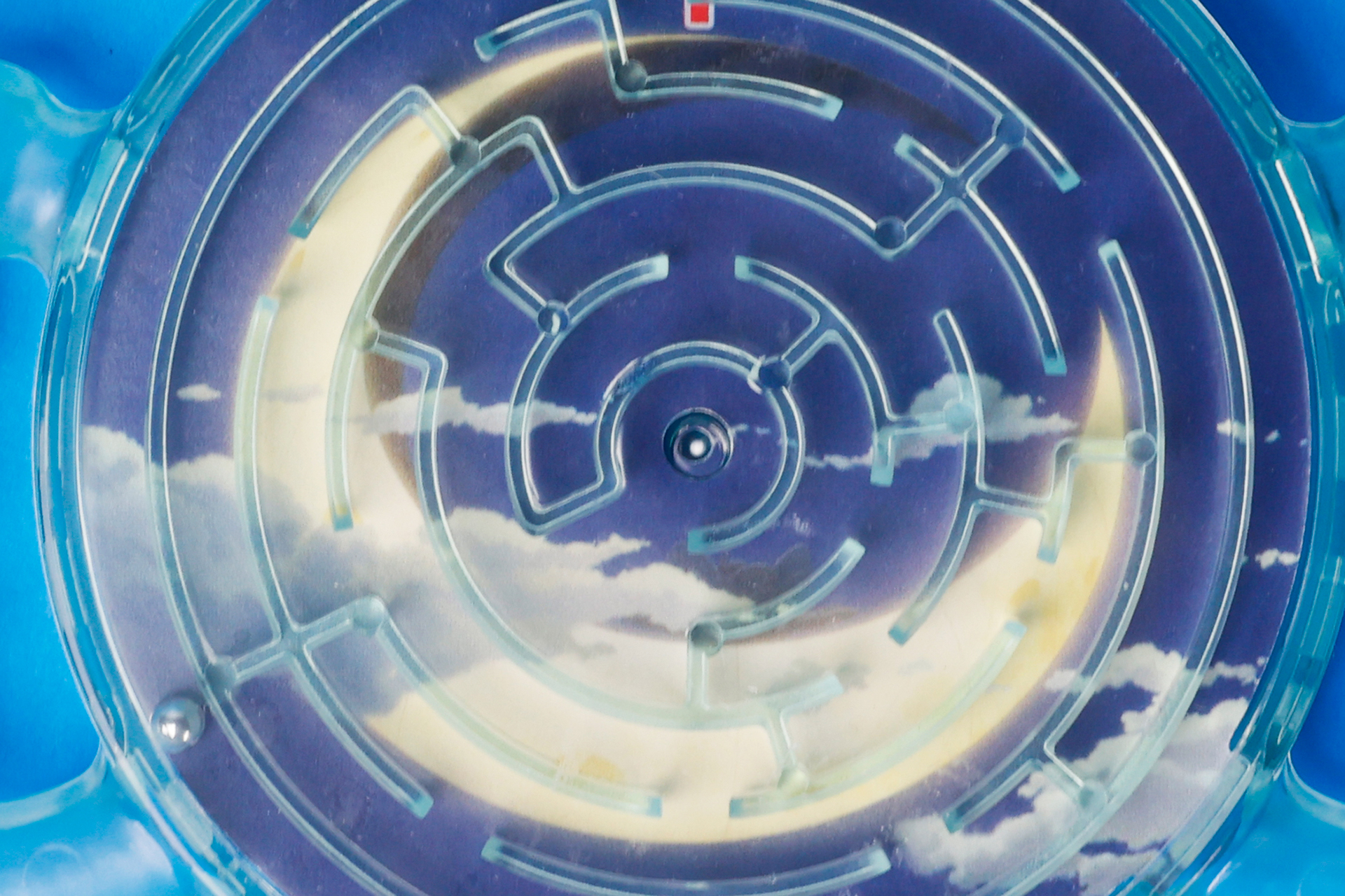 この月のようなものは映画に登場する理想郷「パラダピア」だ