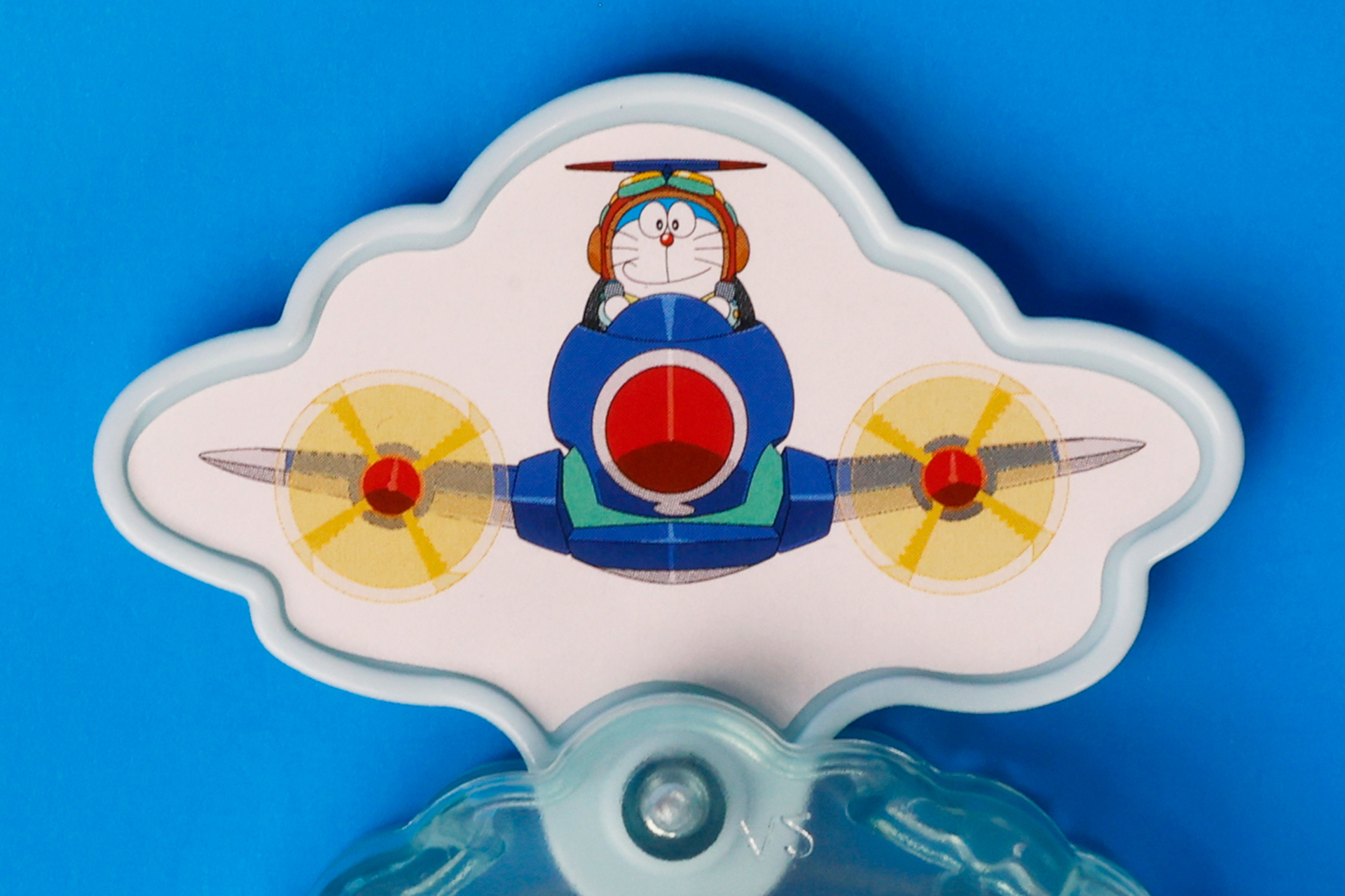 上部にはドラえもんが飛行機に乗った姿が描かれている