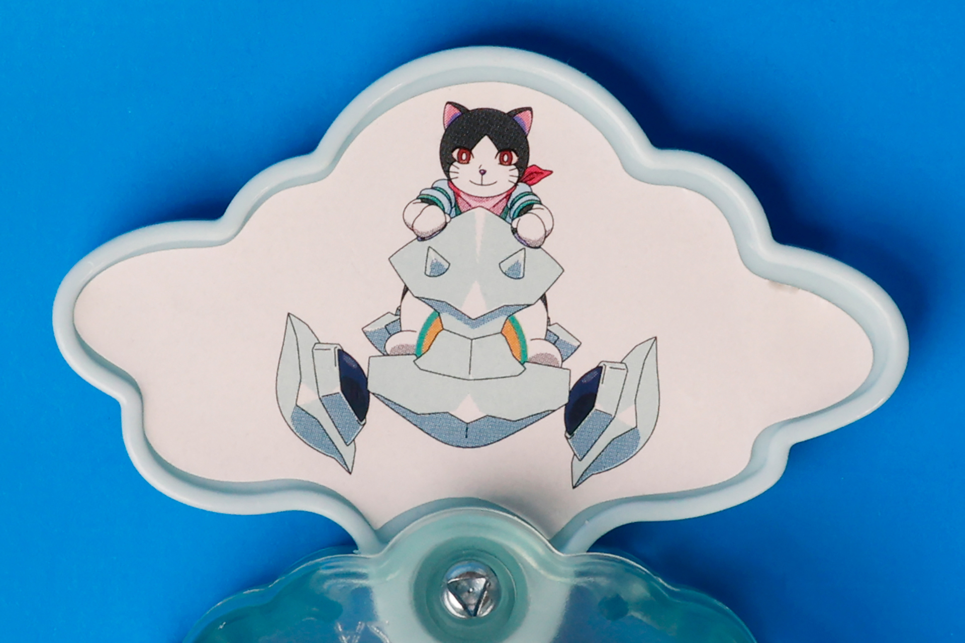 ドラえもんの裏側には、パーフェクトネコ型ロボットのソーニャの姿が描かれている