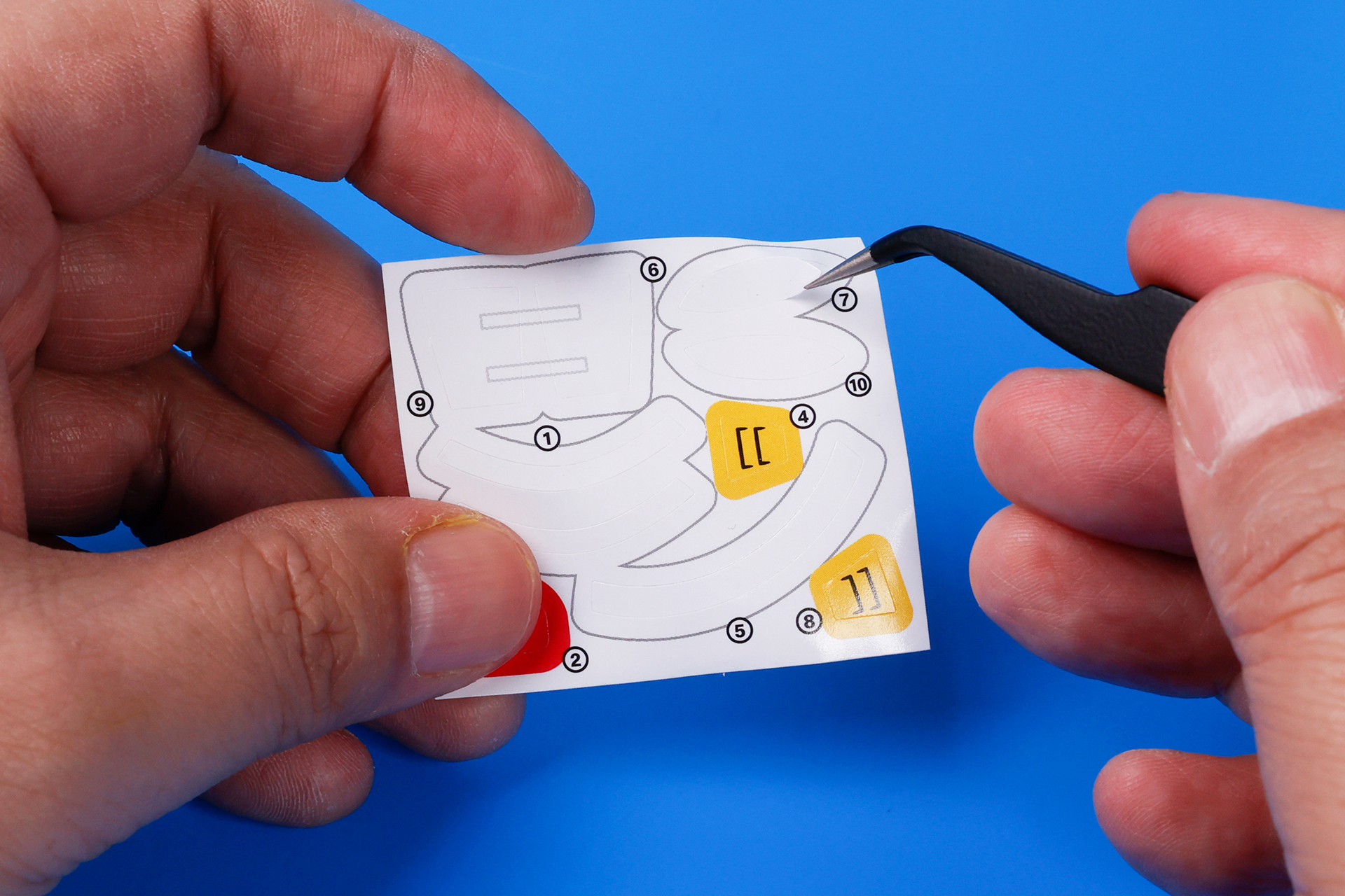 曲面に貼るシールが多いため、場所を確認して貼っていくのがいいだろう