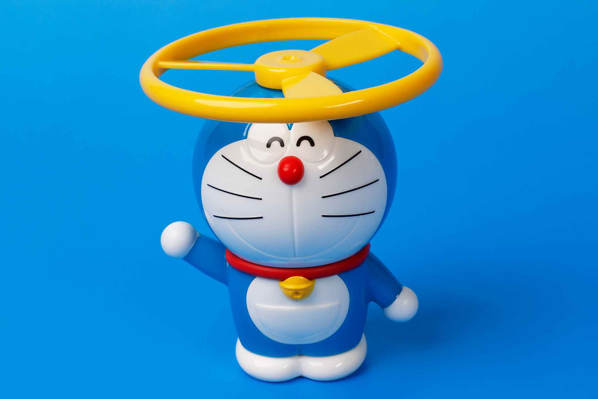 タケコプターにしては大きすぎだが、やはりドラえもんの頭上にはよく似合っている