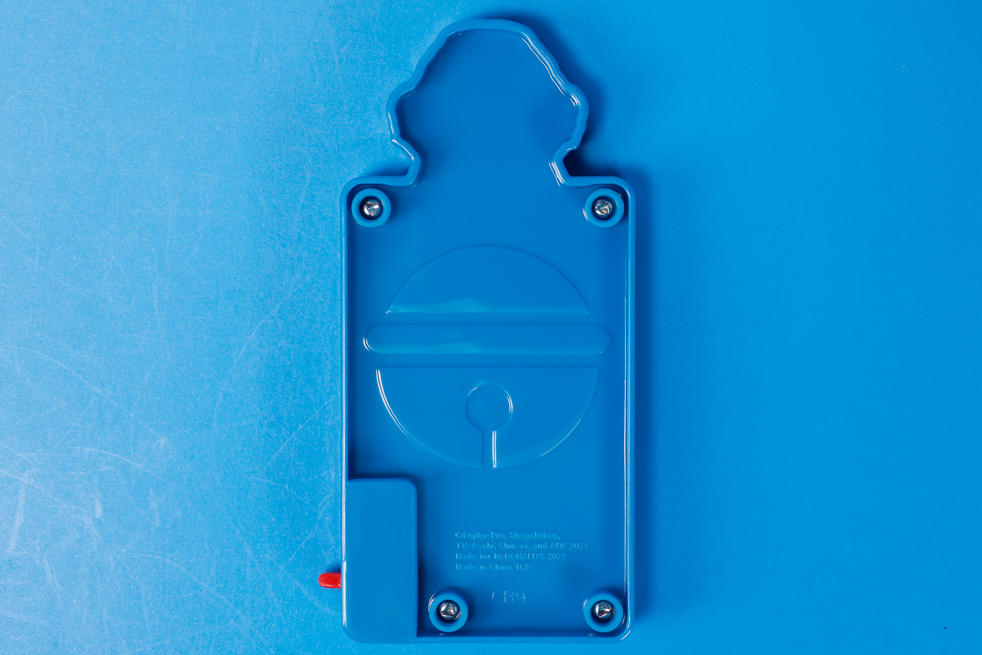 「タイムトラベルピンボールゲーム」の裏面は特に何もないが、ドラえもんの鈴が刻印されている