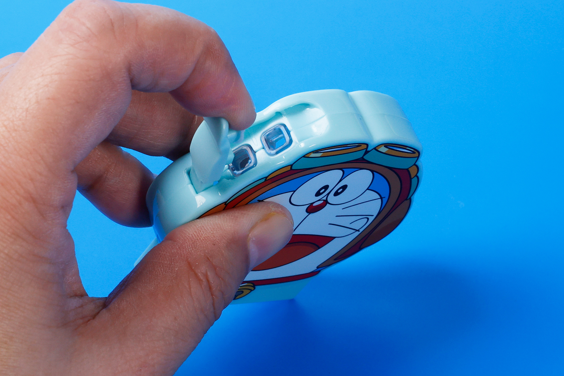 上部の蓋を開けると水が入れられるようになっている