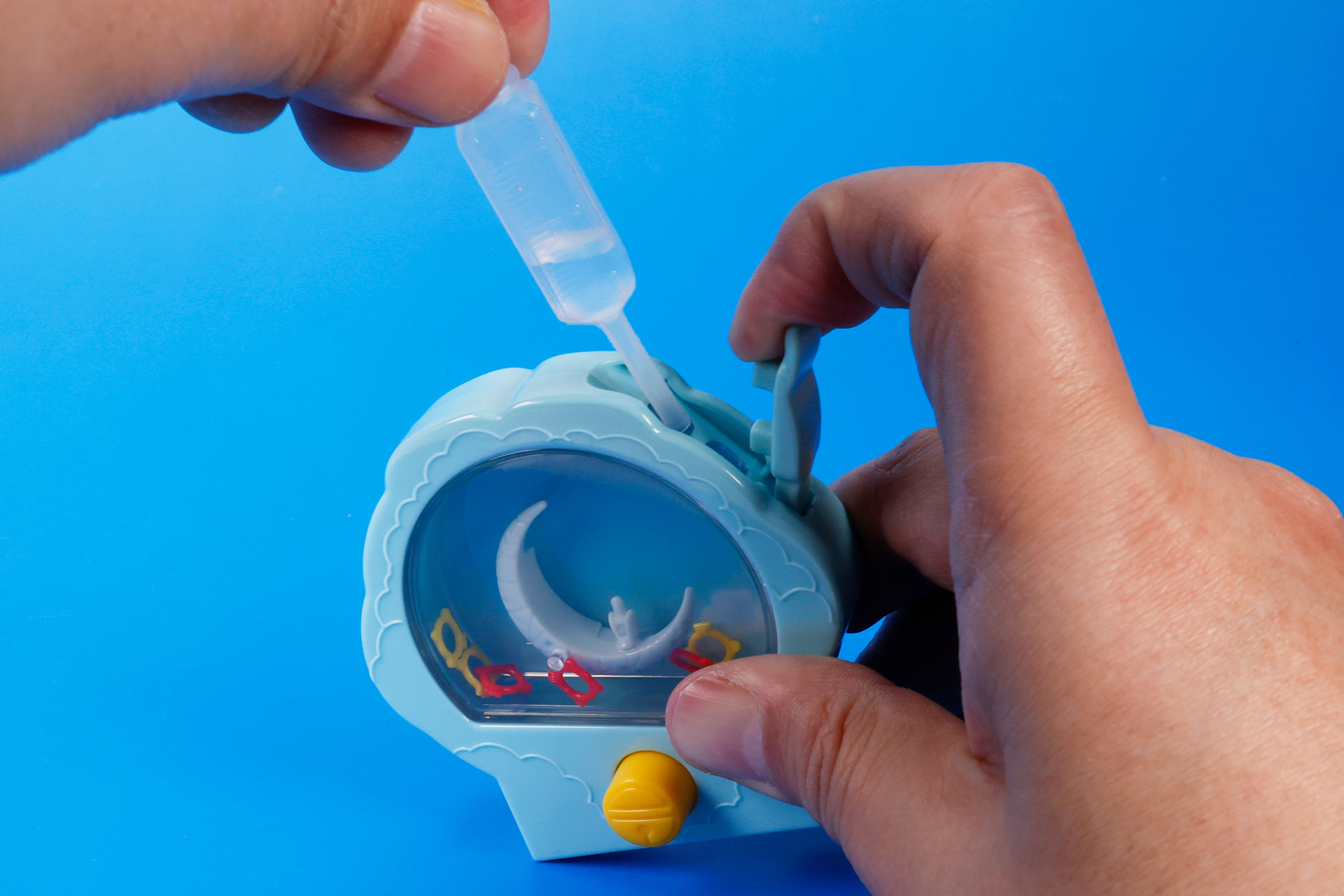 撮影のためスポイトで水を入れているが、水を入れる口が比較的大きいので水道水の蛇口から直接入れた方が手っ取り早い