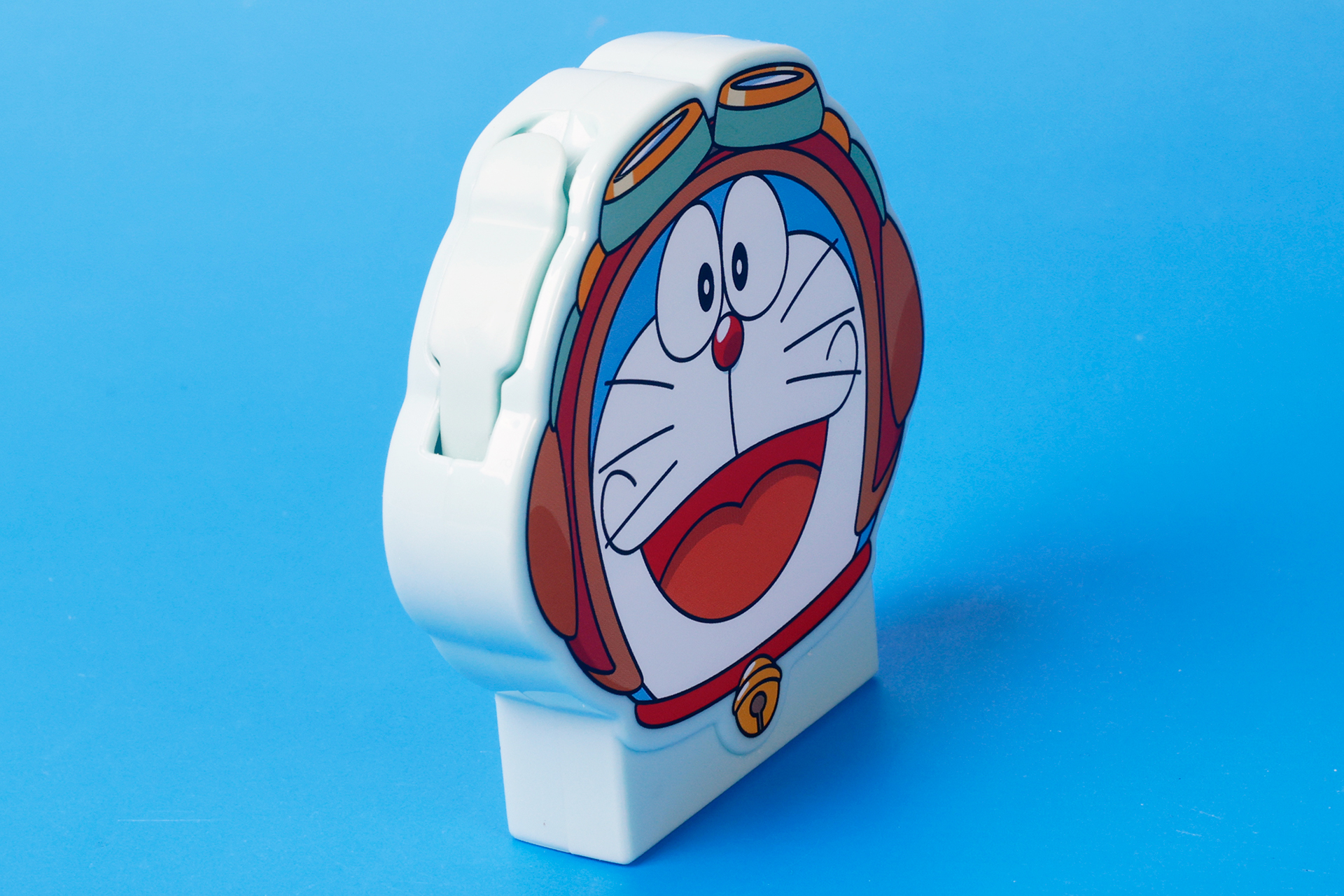 背面側には、パイロット姿のドラえもんの顔が描かれている