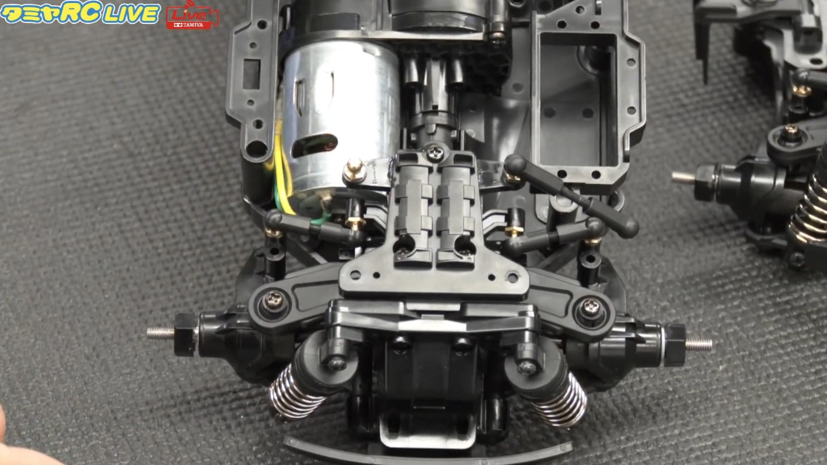 さらに前輪駆動にも。多彩なカスタマイズがウリだ。駆動系はTT-02と同じなので、ギヤデフの部品を共用できる