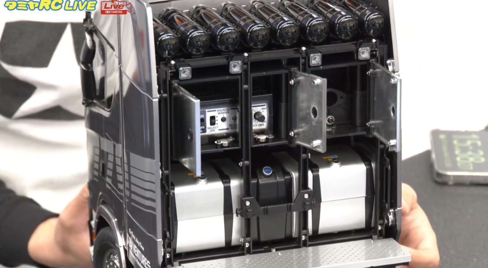 車体後ろで様々なスイッチを操作可能。発売日・価格未定