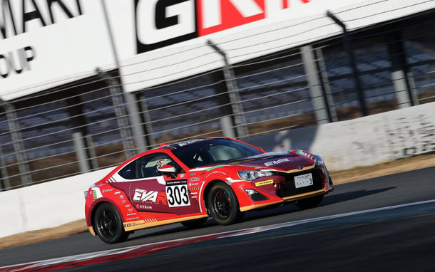 「GOOD YEAR Yaris&86 / BRZ Dream Cup」エヴァRT弐号機 トヨタ 86実車マシン