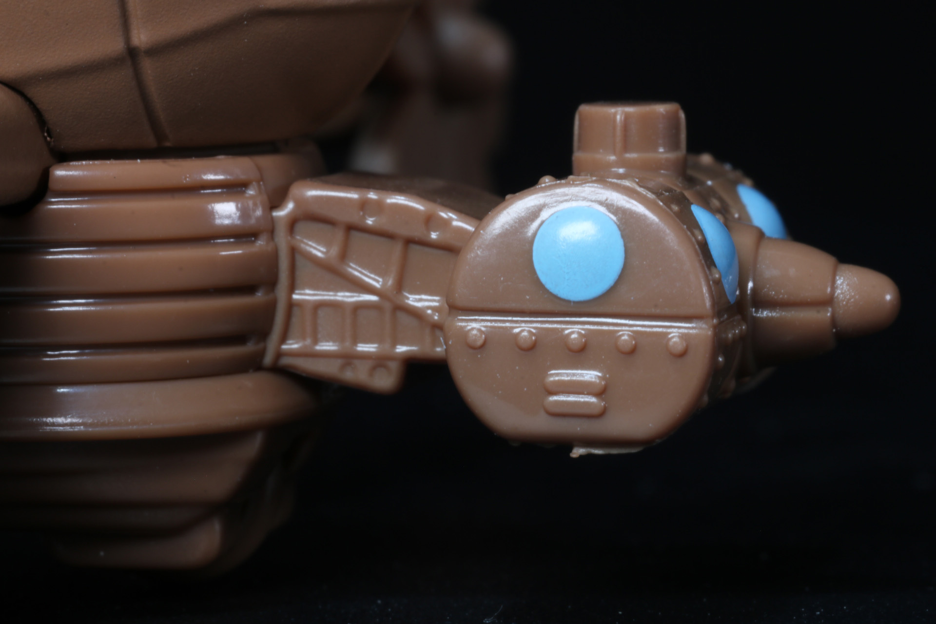 劇中では飛行石が示したラピュタの光をシータとドーラによる測量が行なわれた