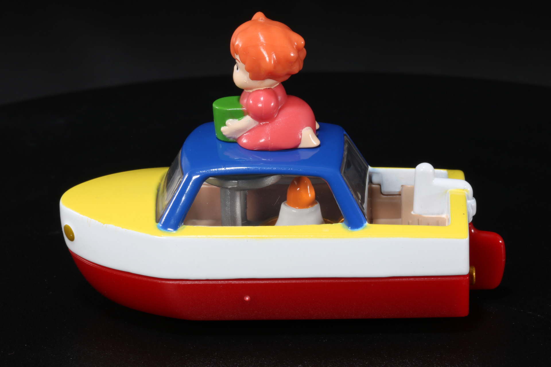 シンプルな外観と鮮やかなカラーリング