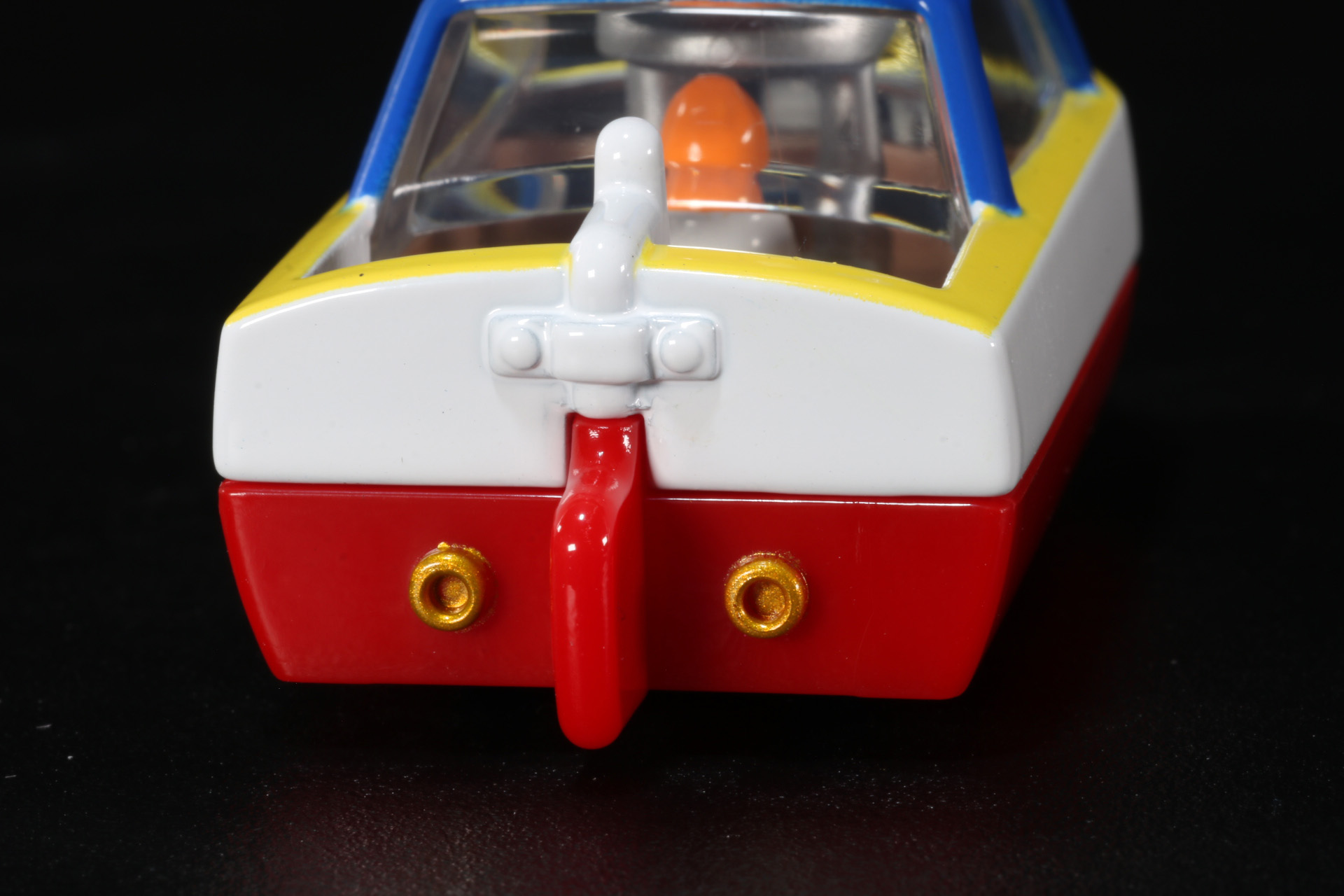 宗介が水を吹き込んだ噴射口や舵も