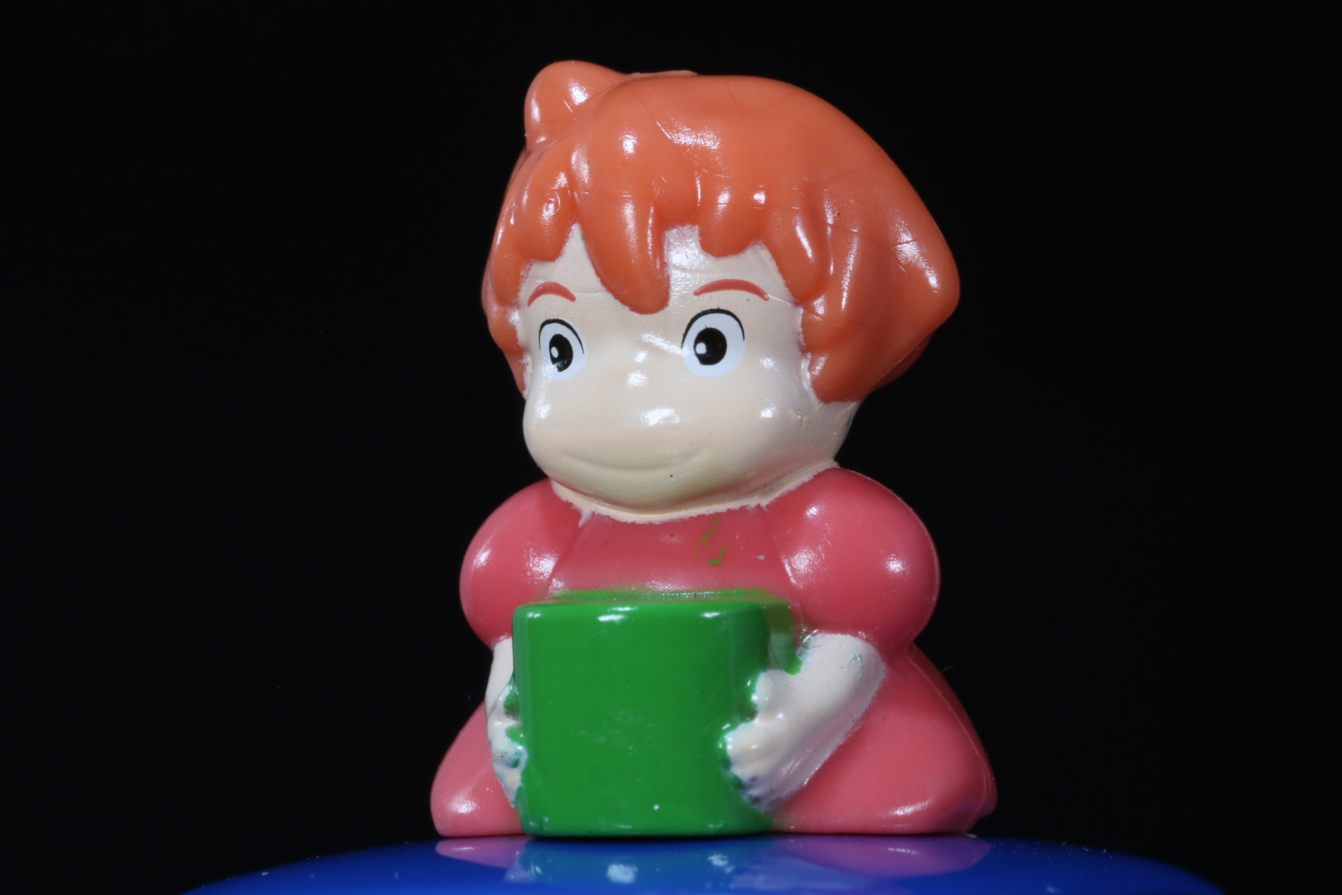 屋根にはバケツを抱えたポニョの姿が