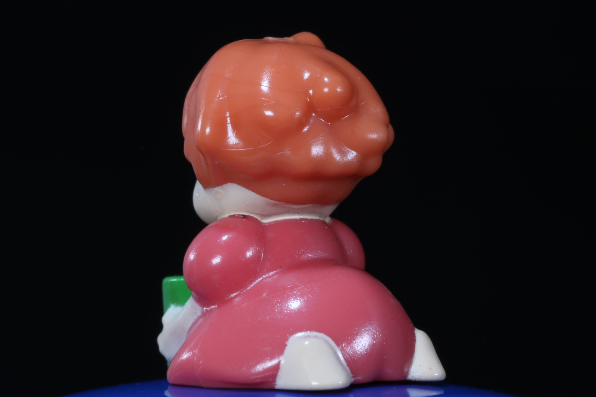 ペタンと座って船の行く先を見つめる様子が表現されている