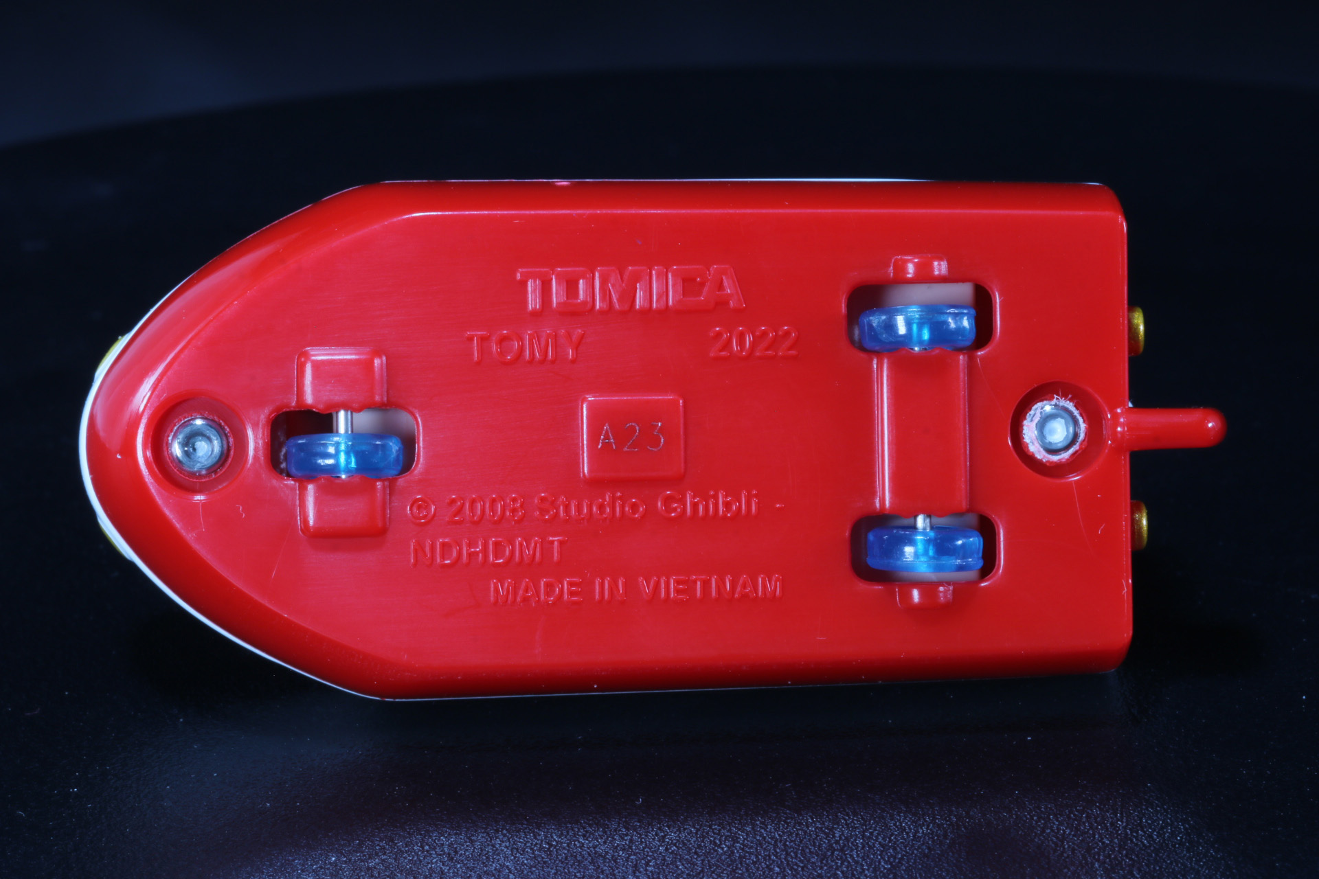 タイヤは船底に小さいものが3つある。でこぼこ道は苦手そうだ