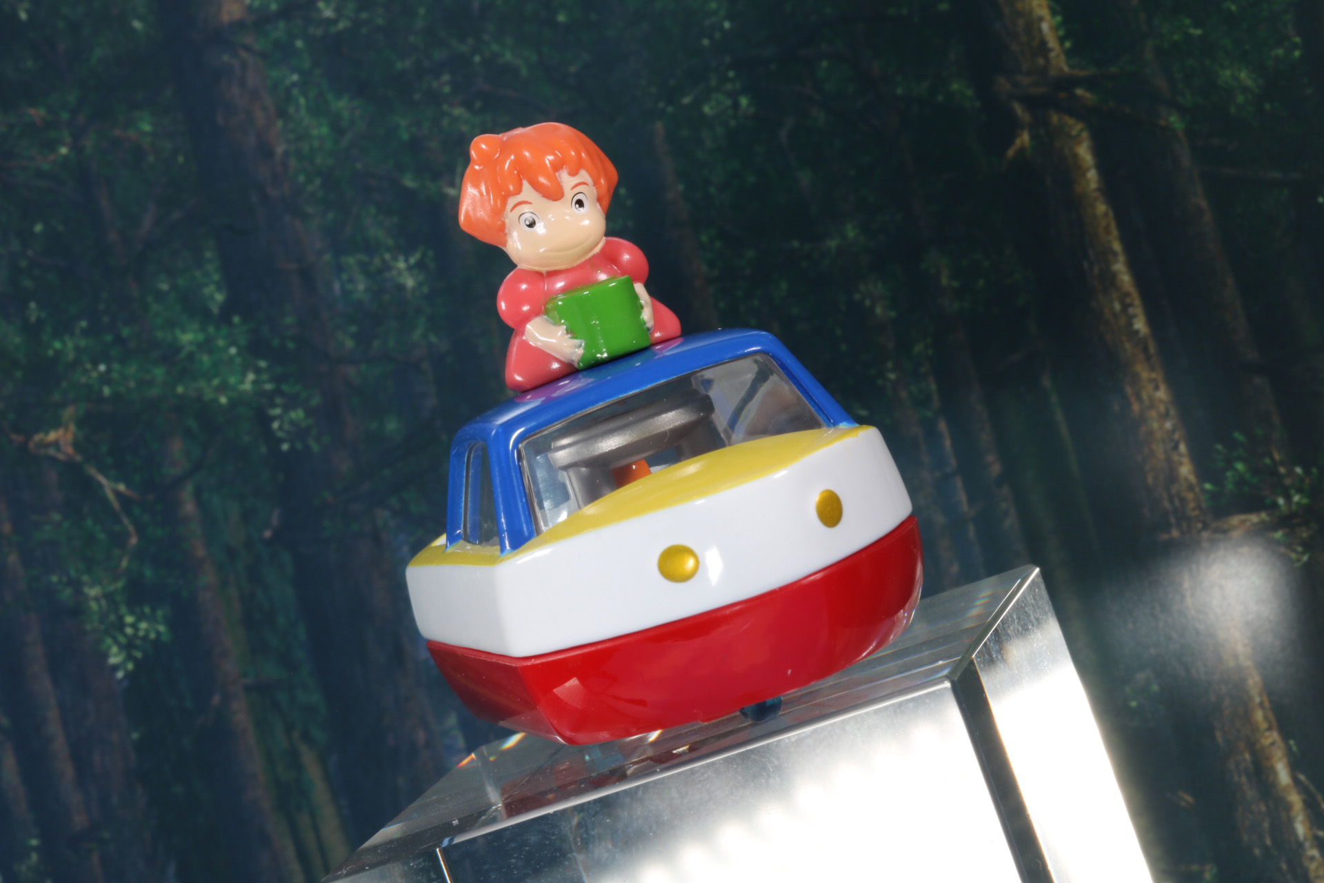 船を操作する宗介はいないが、進先を見据えるポニョが心強い