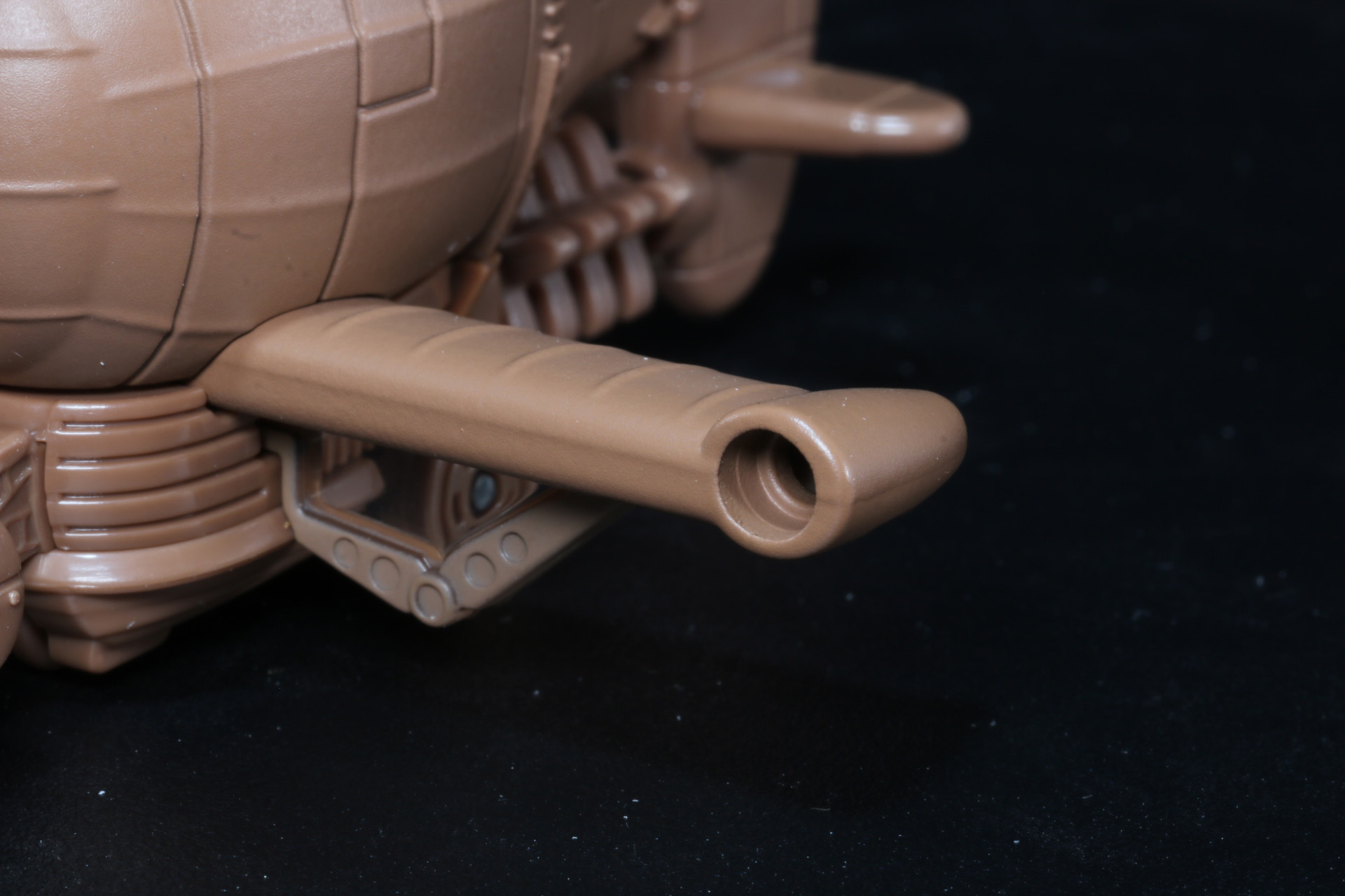 翼端部の接続口にパーツを入れて完成する