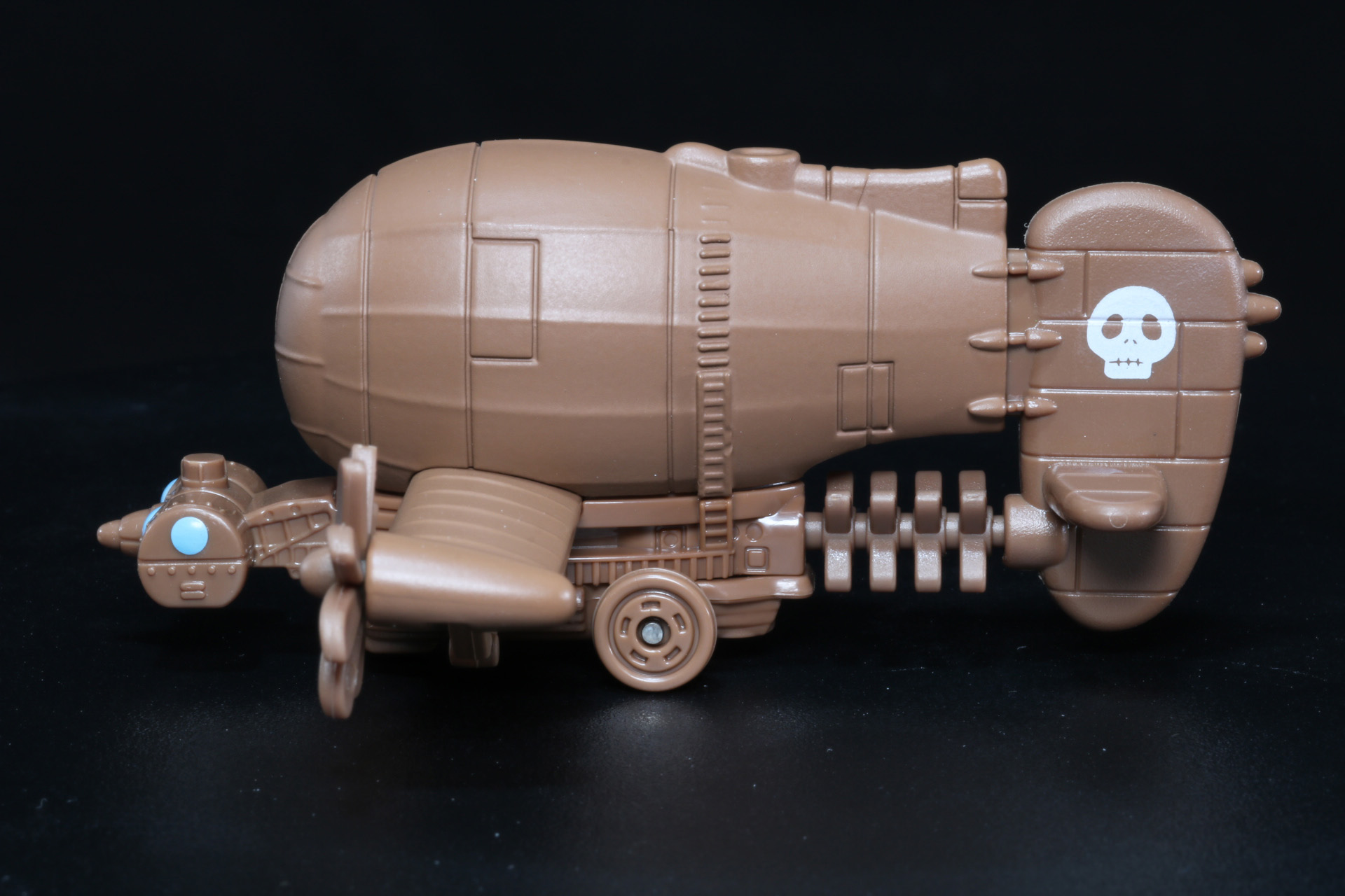 大きなガス嚢と尾翼など劇中イメージが再現されている