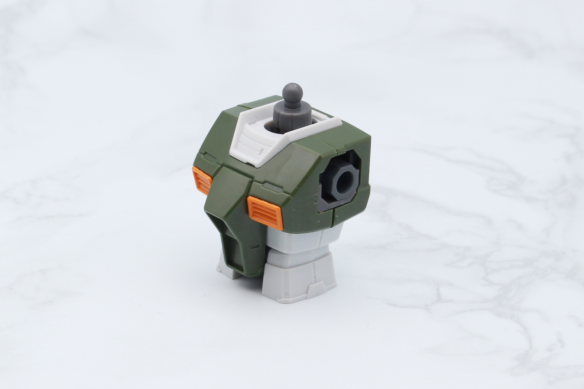 腹部も別パーツで関節を内蔵していて可動する。これで胴体が完成