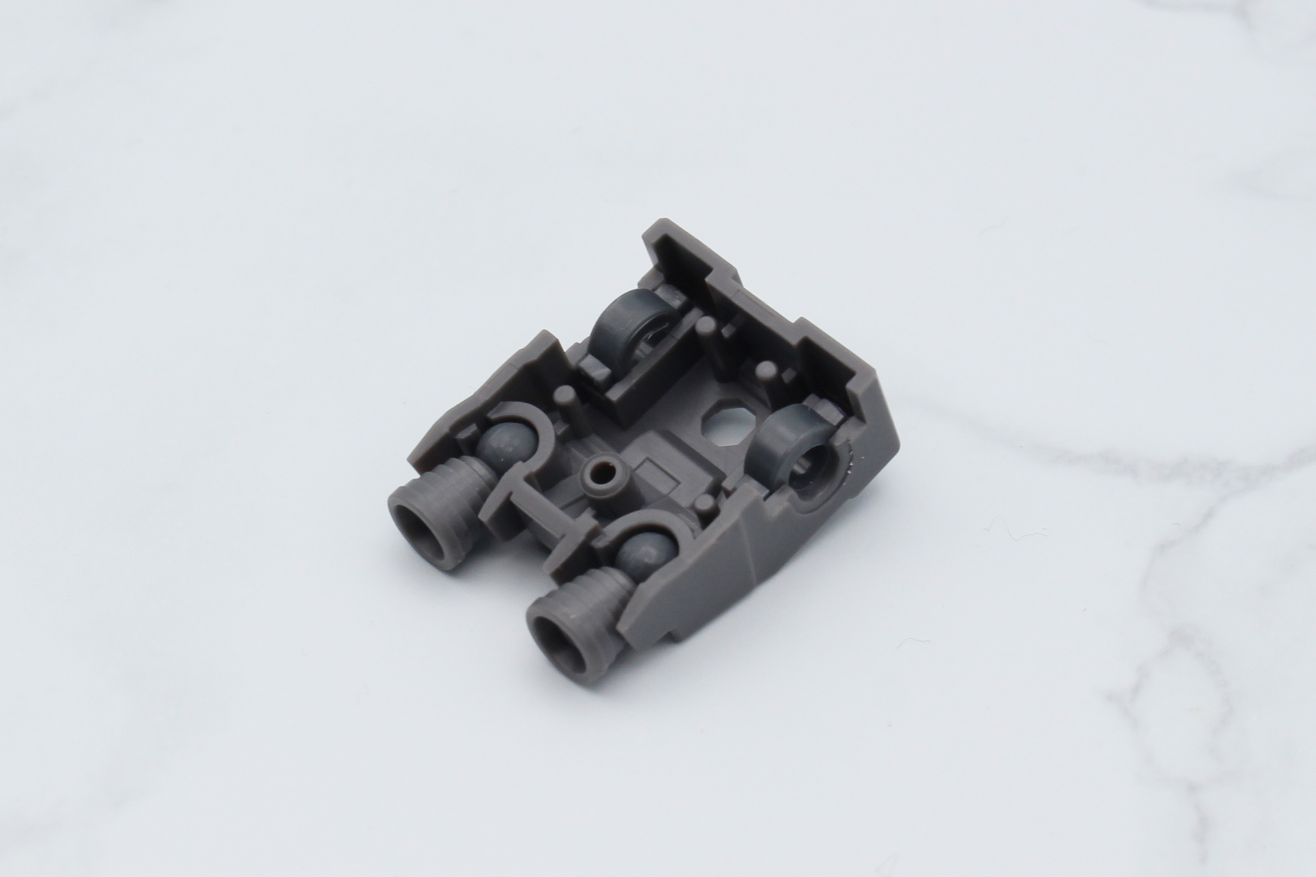 ランドセルの組み立て。ノズルとサーベルラック接続部はポリキャップで可動する