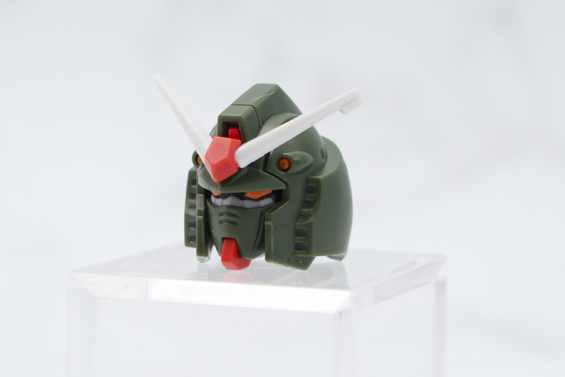 頭部の組み立て。ツインアイはシールとなる。軽くスミ入れすると見栄えもよくなるだろう