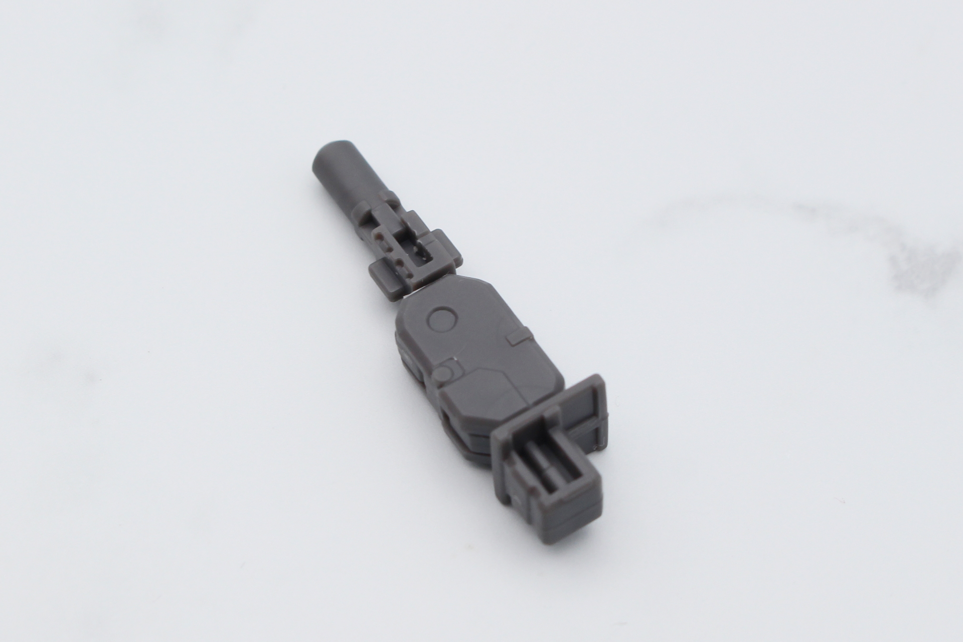 腕の組み立て。関節に装甲を取り付けていく