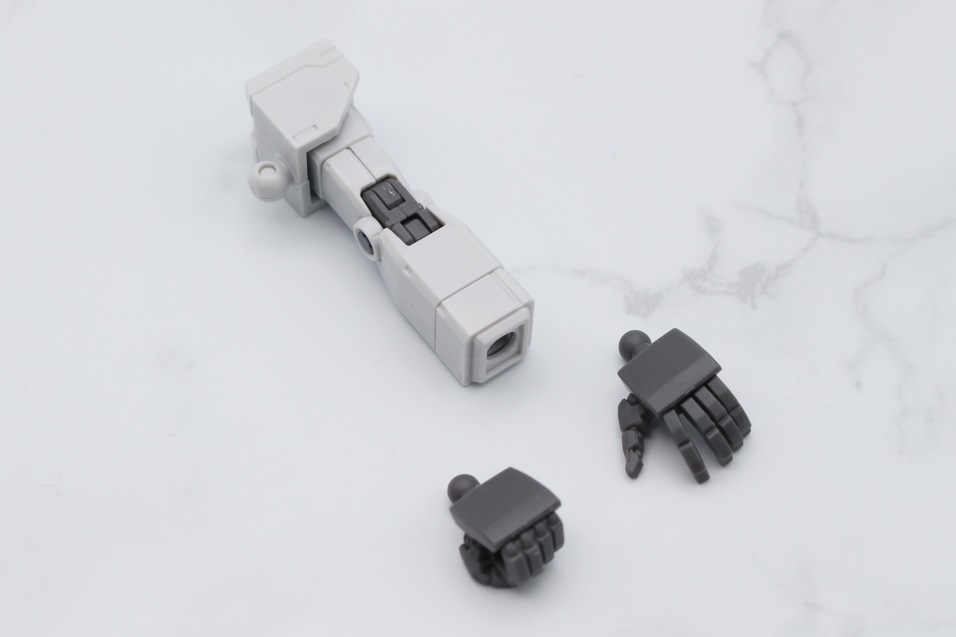 手首は拳と平手の2種と、2連装ビーム・ガンを握るものが付属