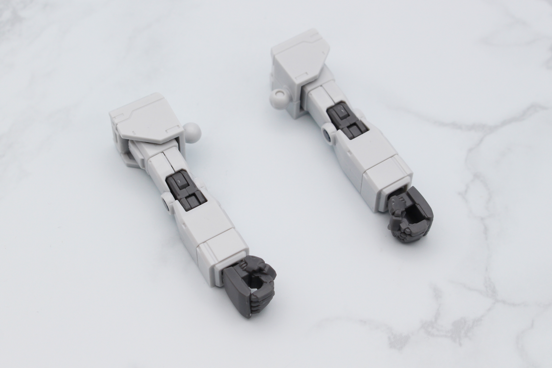 手首は拳と平手の2種と、2連装ビーム・ガンを握るものが付属