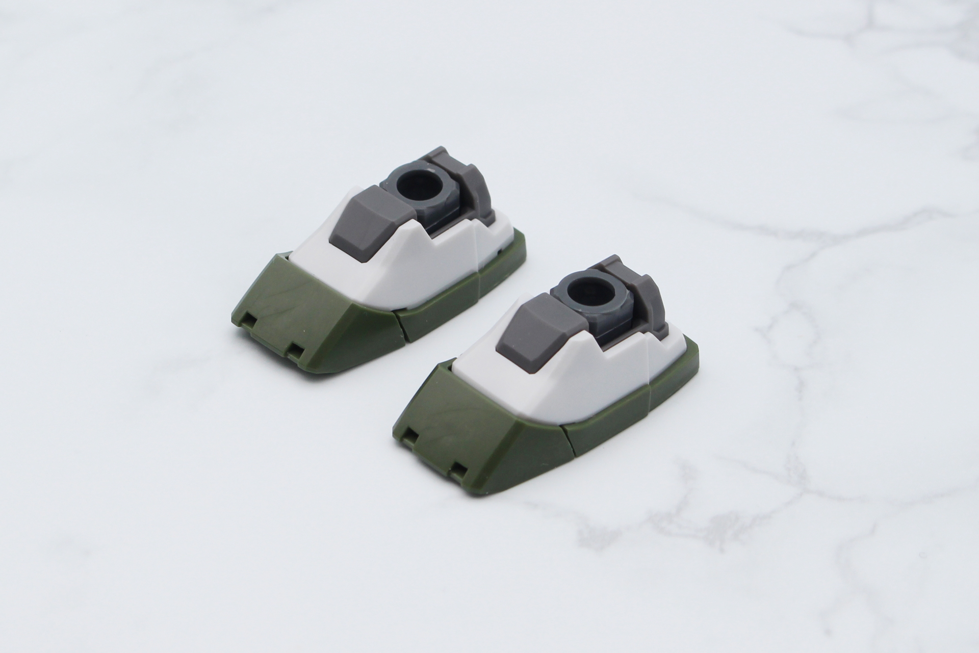 ブーツは左右共通。つま先が可動する