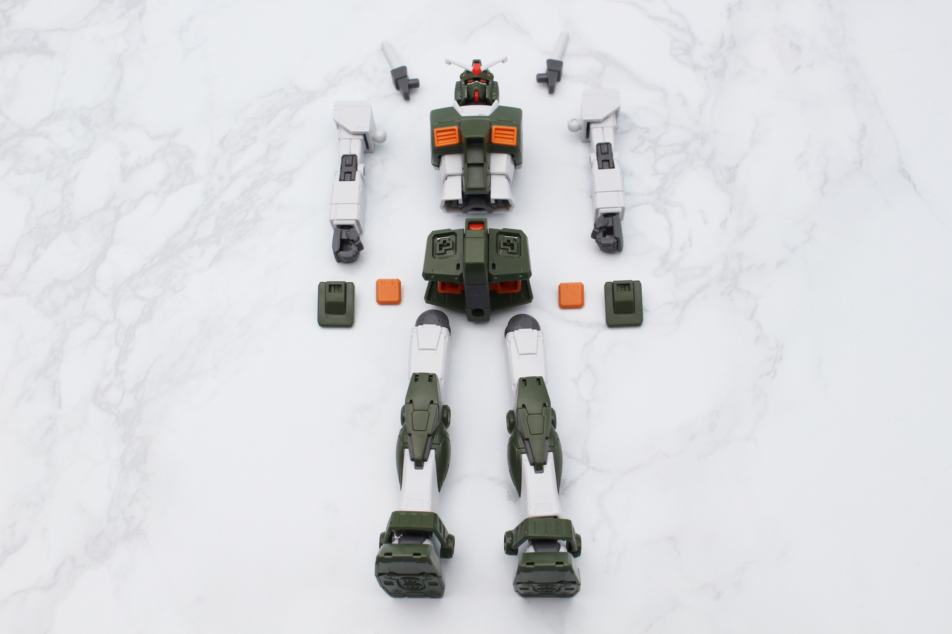 完成したガンダムをこのぐらいまで分解すると組み立てが楽に。腰の黄色いブロックは前面のみ外しておく