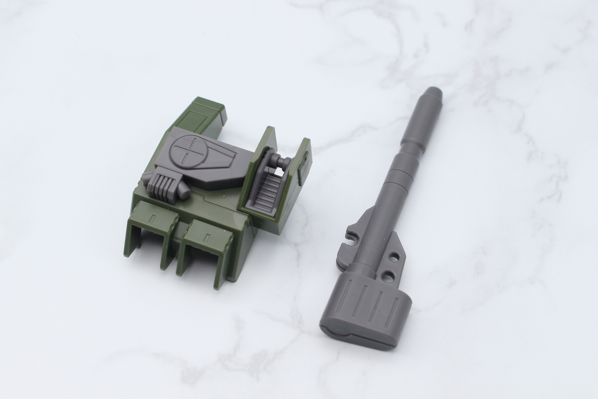 バックパック。ガンダムのランドセルのサーベルラックを外してから装着する