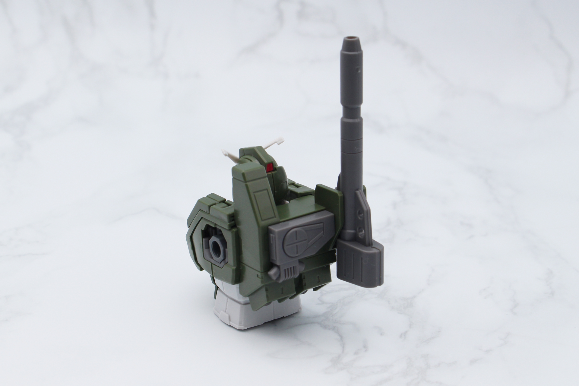 バックパック。ガンダムのランドセルのサーベルラックを外してから装着する