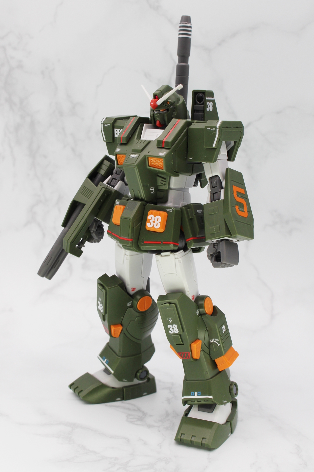 デカールを貼って完成したフルアーマーガンダム。見た目もグッと引き締まった。
