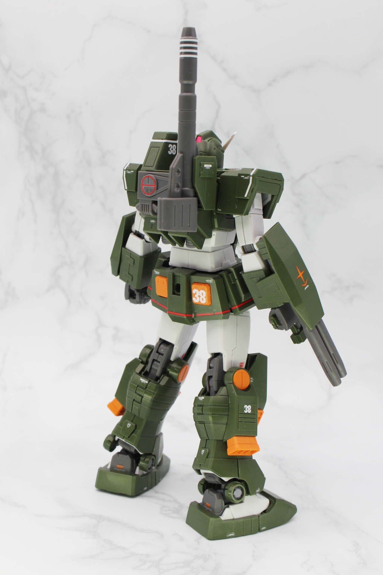 デカールを貼って完成したフルアーマーガンダム。見た目もグッと引き締まった。
