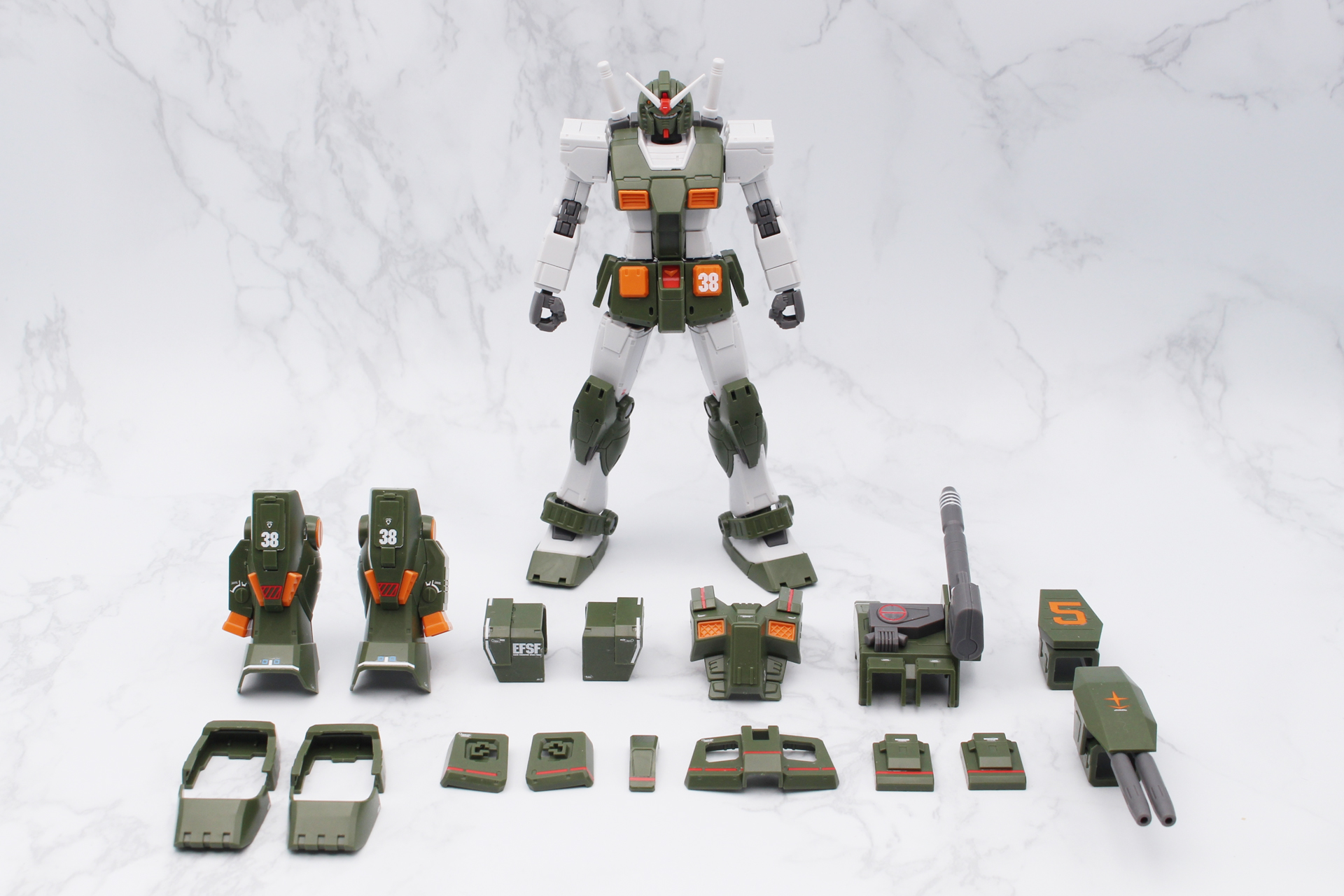 全ての武装を取り外したガンダム。なお画像のガンダム本体は、装甲着脱時のはがれを避けるため、最低限のデカールだけを貼っている